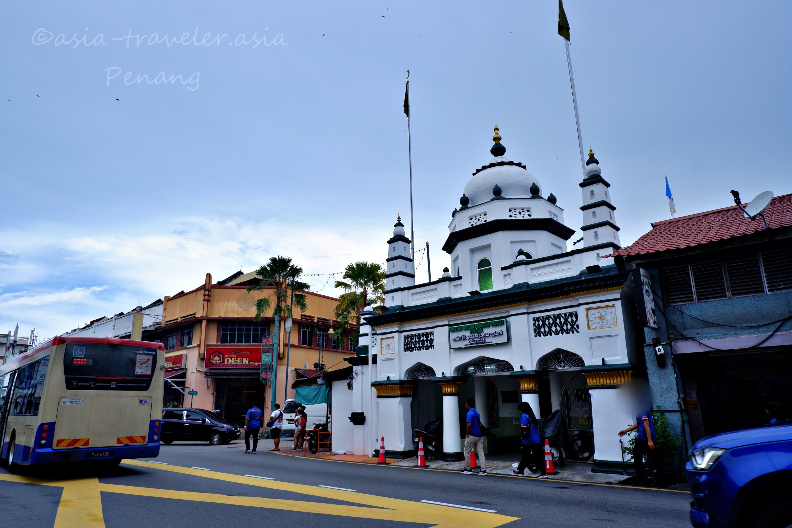 ペナン島ジョージタウンの街並みと白いモスク