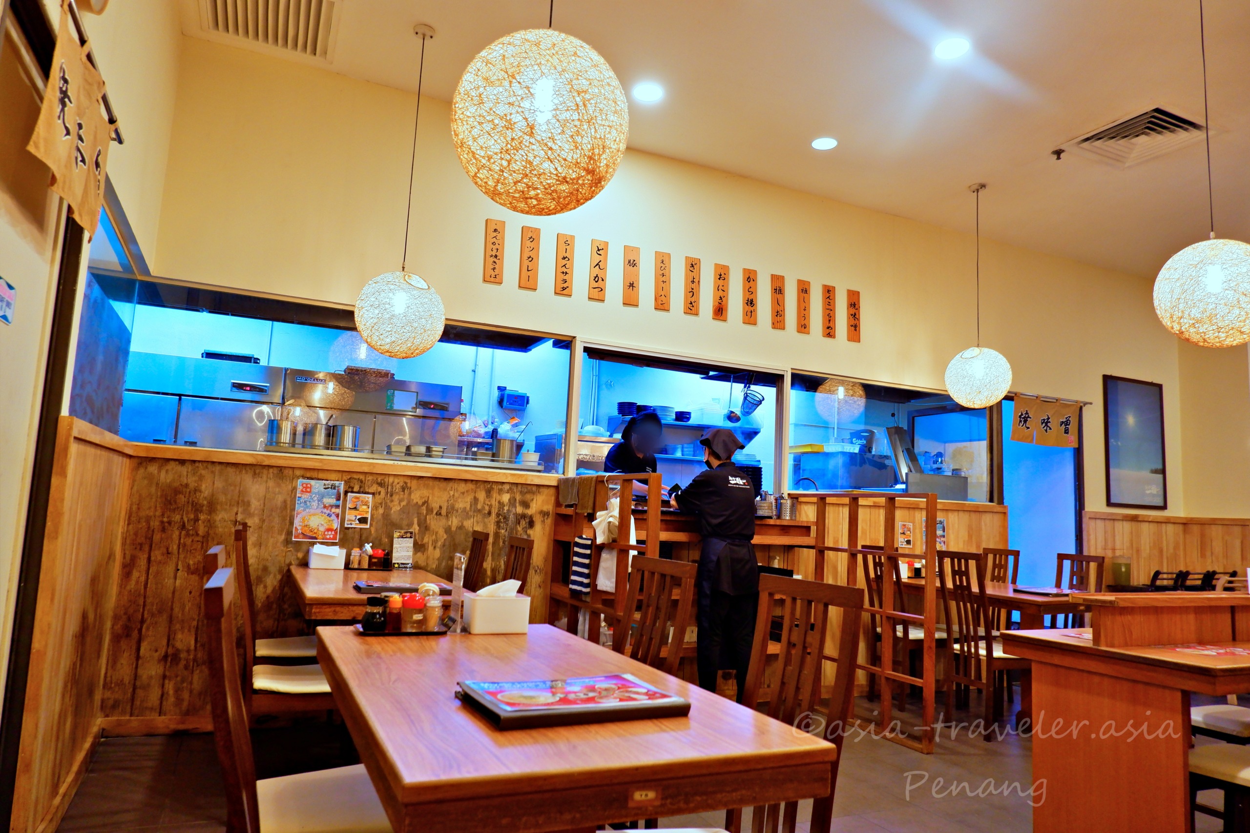 ペナン島「麺や雅」の木製テーブルとオープンキッチンの店内