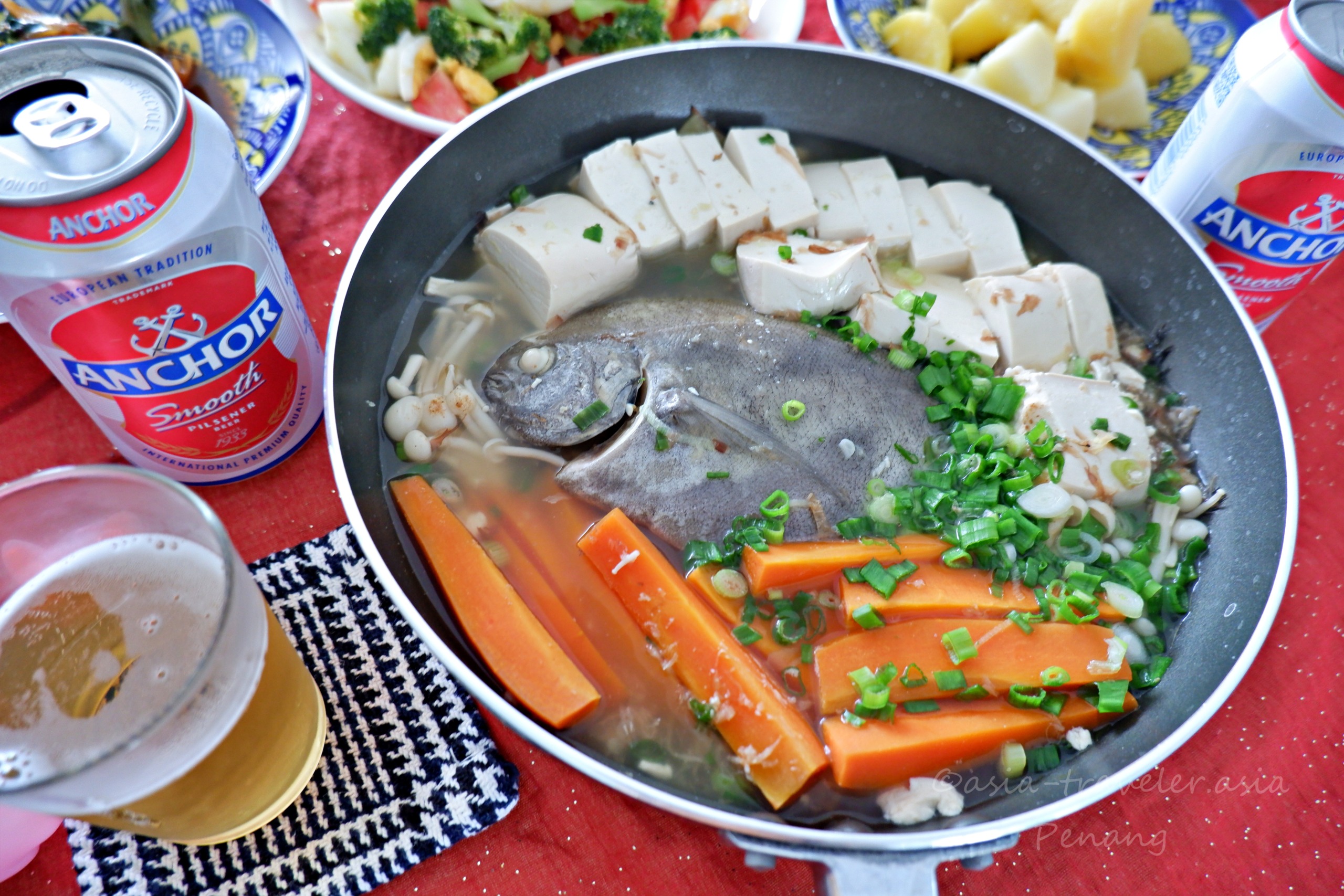 ジェルトン市場産クロアジモドキの豆腐鍋とAnchorビール