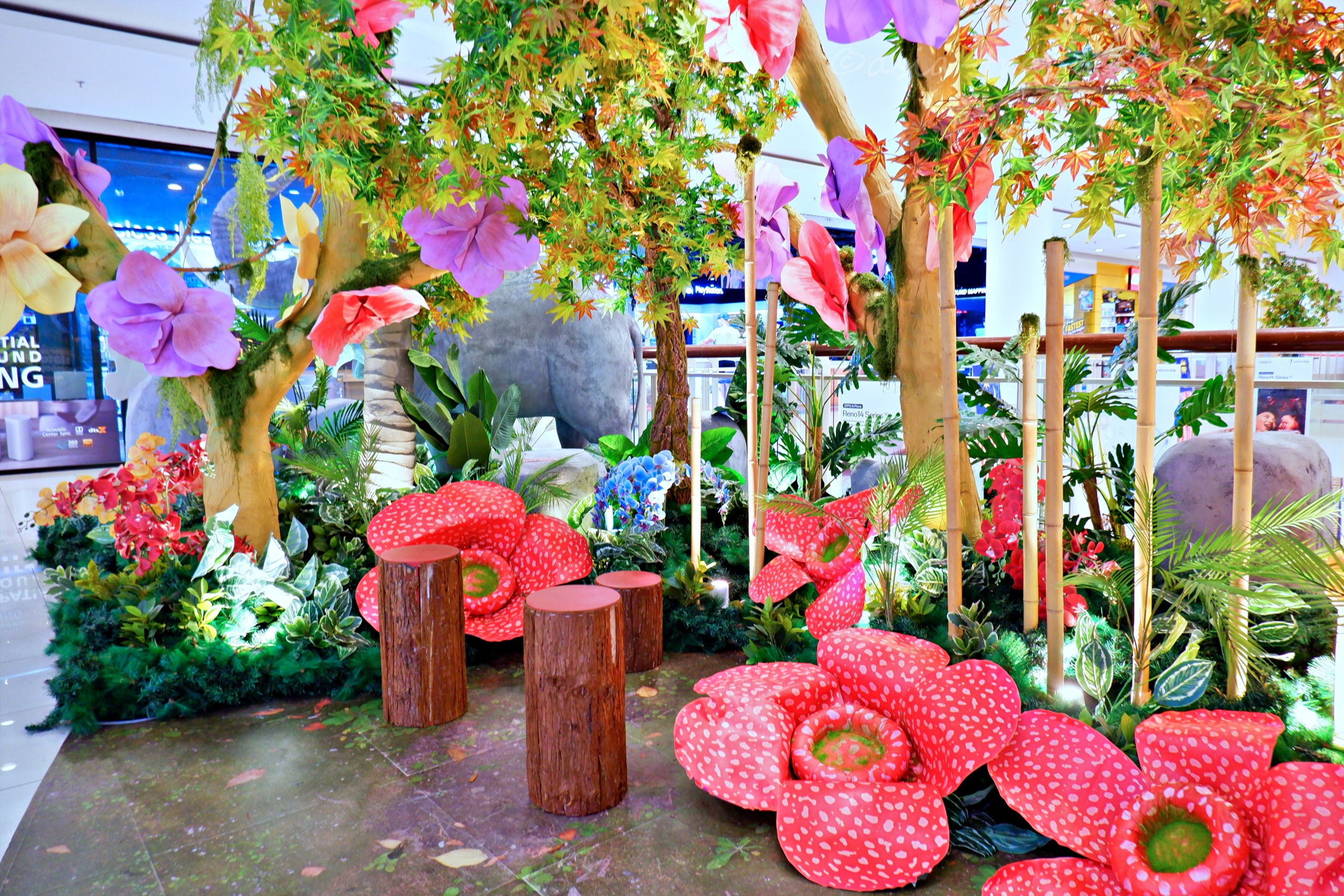 クイーンズベイモール館内のラフレシアをモチーフにしたトロピカルな装飾
