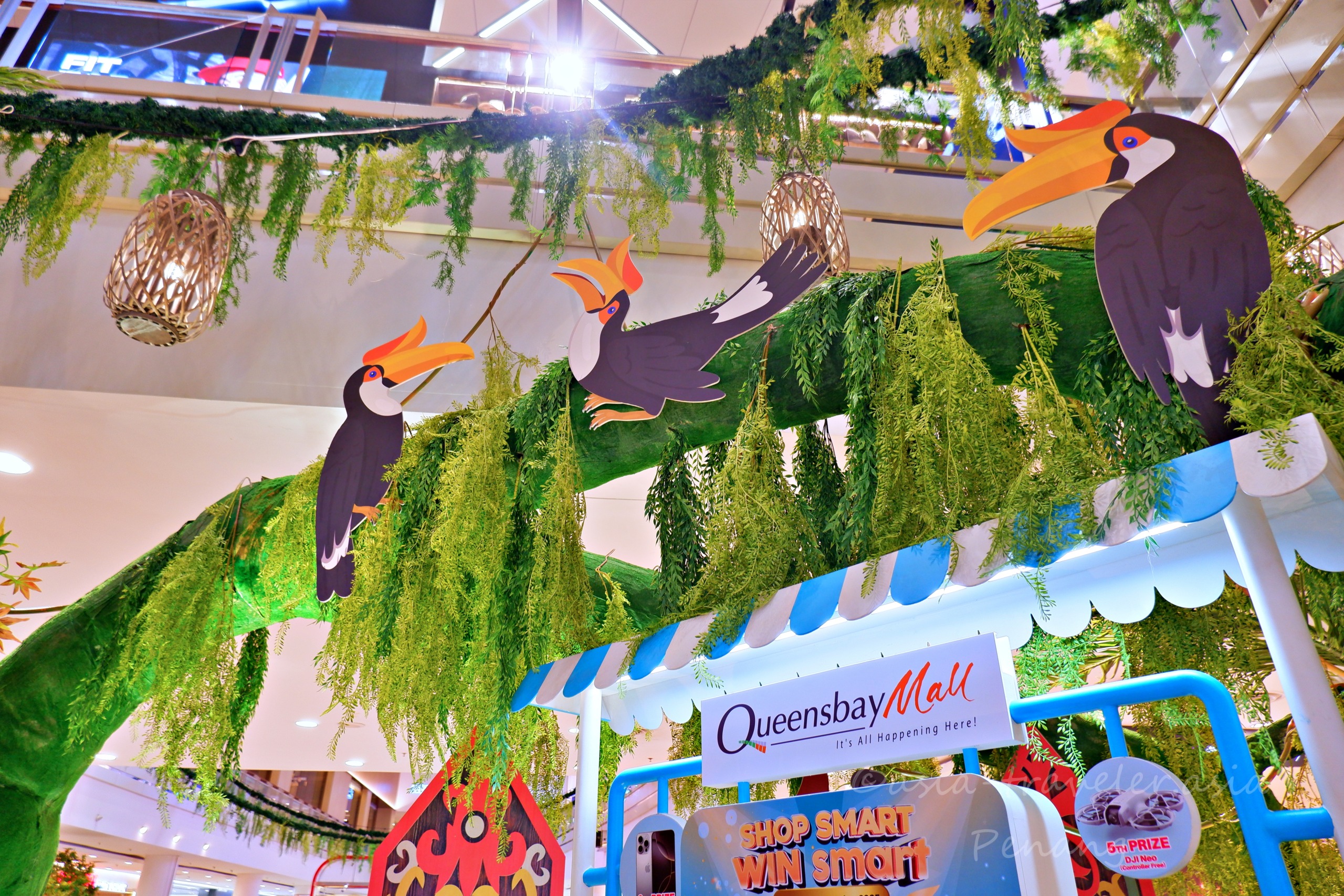 クイーンズベイモール館内のサイチョウオブジェと緑の装飾
