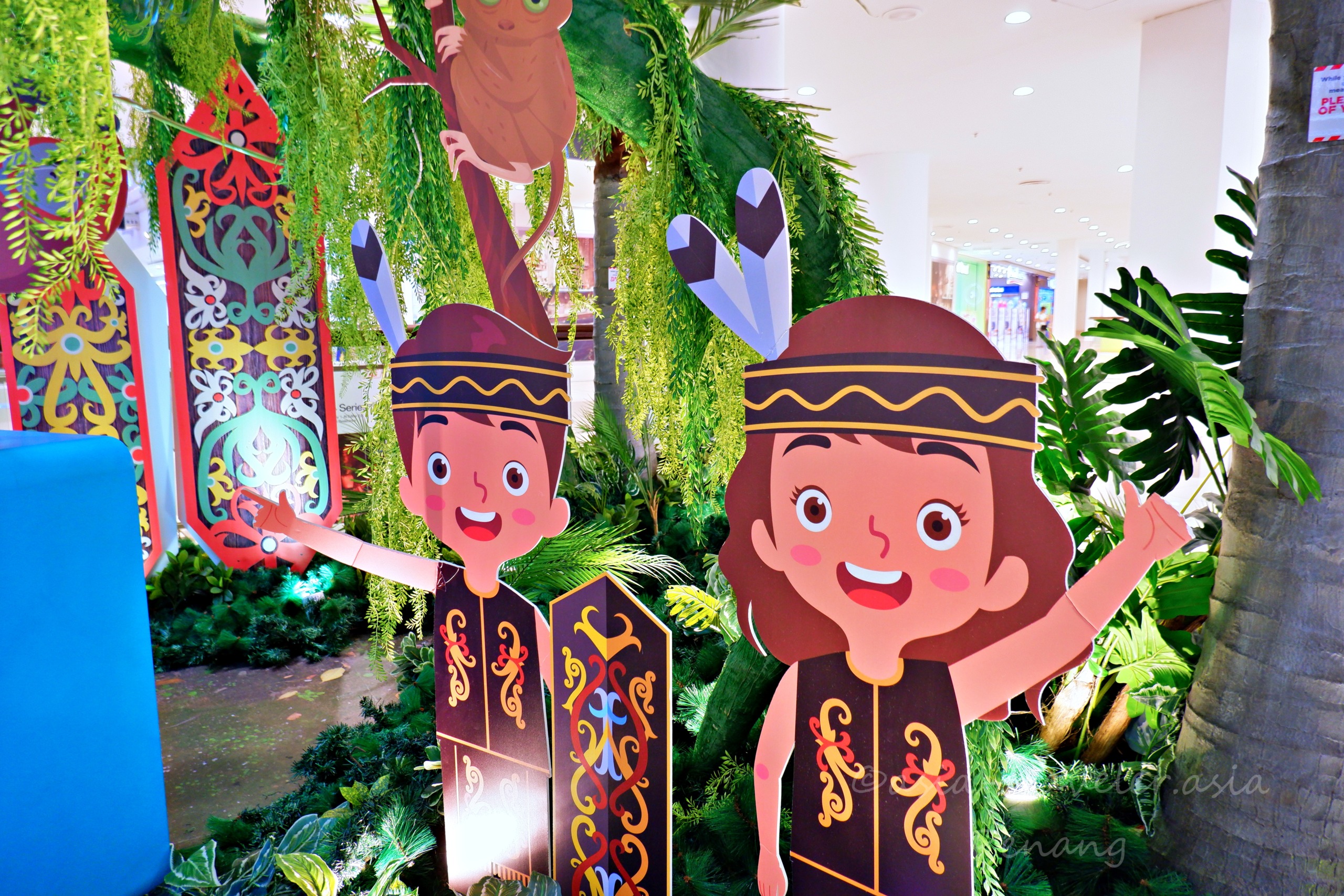 クイーンズベイモール館内のボルネオ民族衣装キャラクター装飾