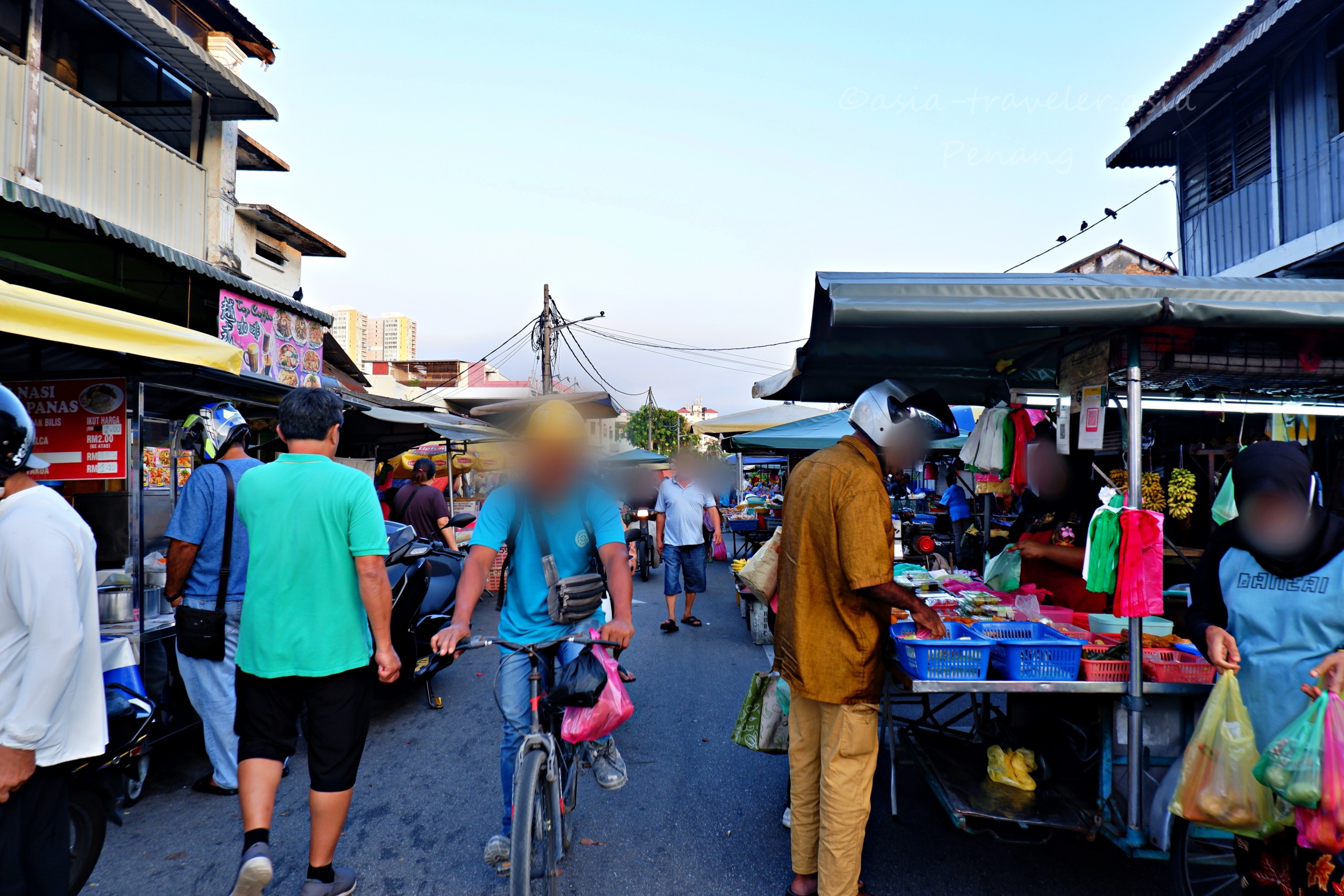 ジェルトン朝市の路地を行き交う人々と露店の賑わい