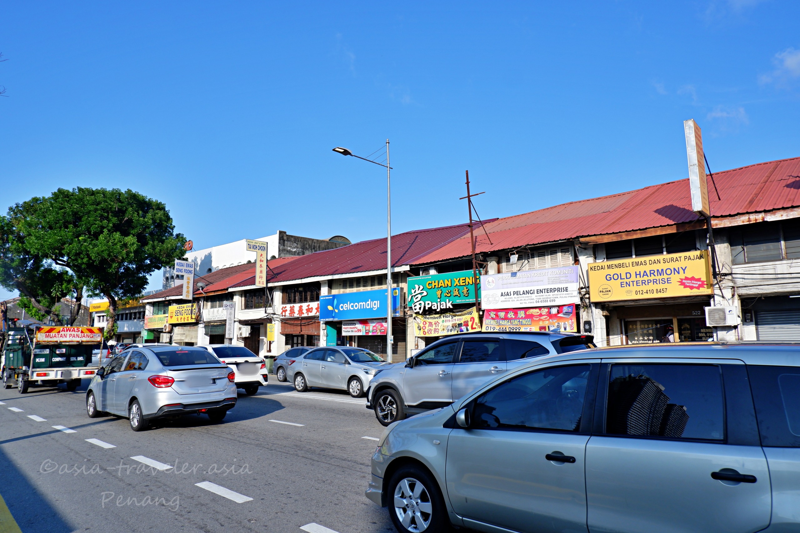 ペナン島ジェルトン地区の幹線道路沿いに並ぶローカル商店街
