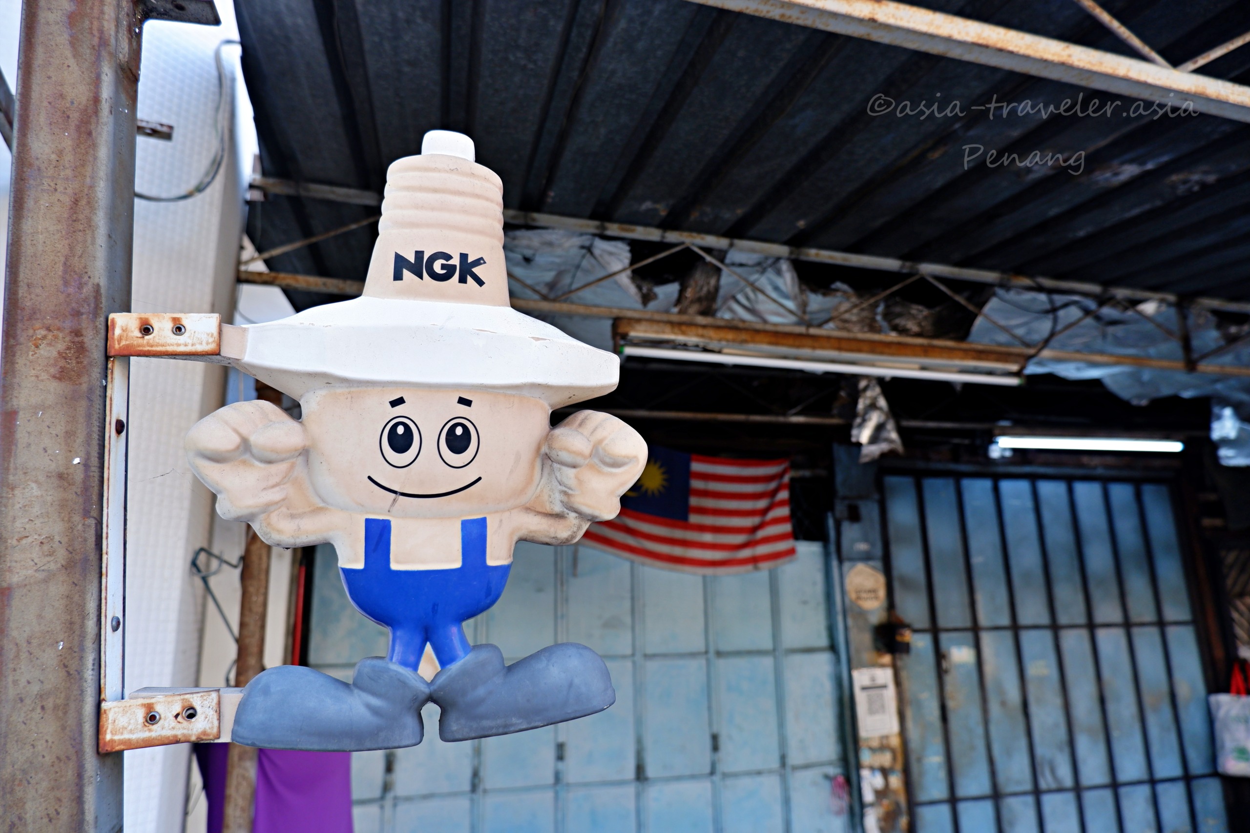 ペナン島ジェルトン市場付近に飾られたNGKのキャラクター人形