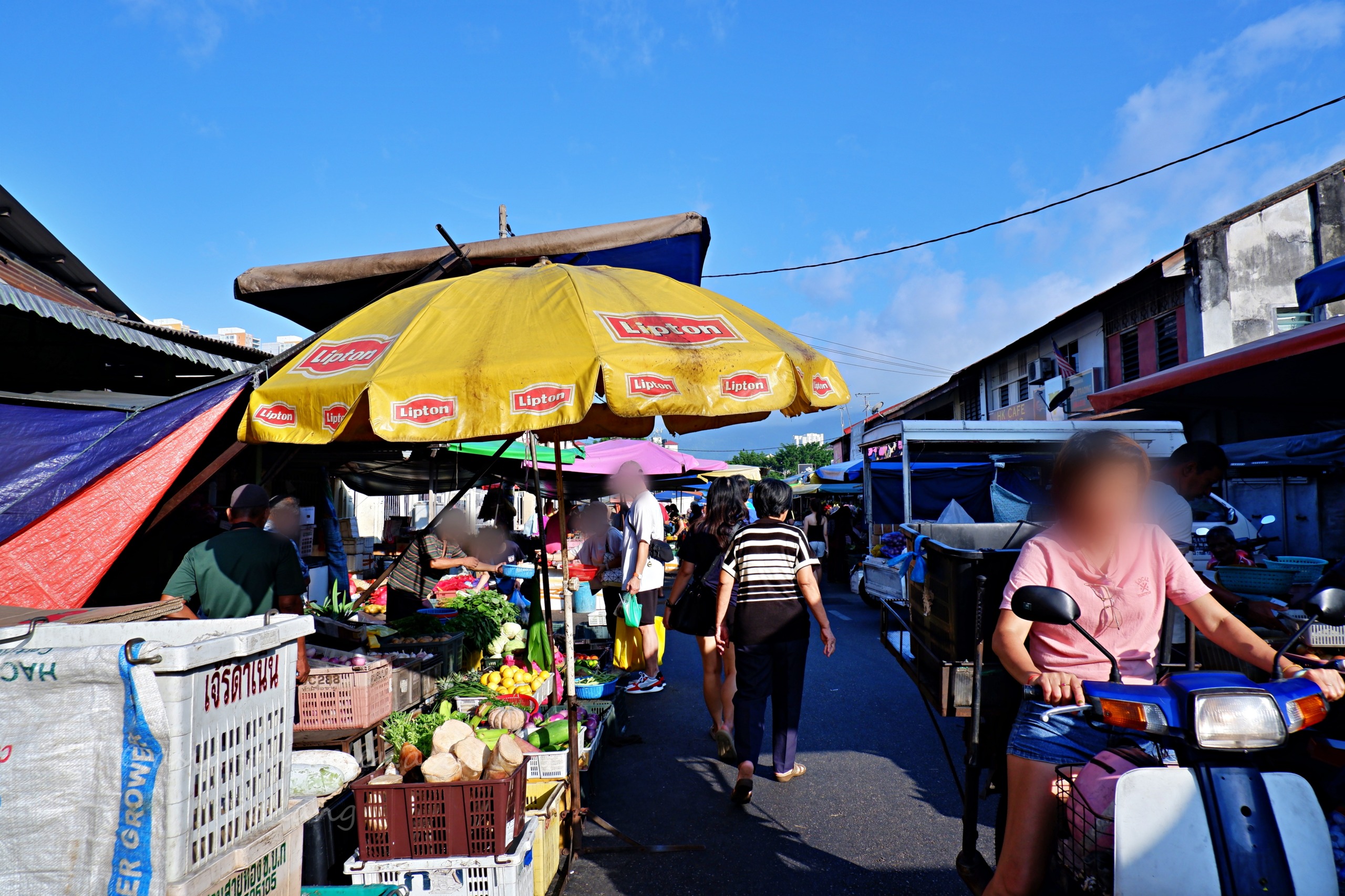 ジェルトン朝市の野菜売り場と地元住民でにぎわう路地