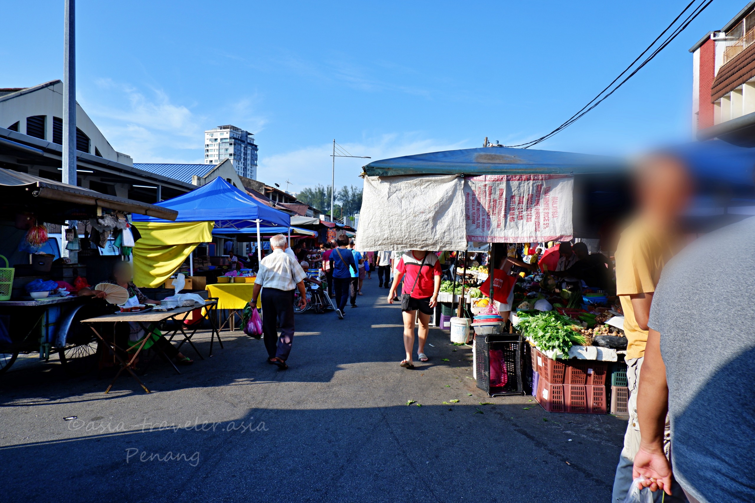 ペナン島ジェルトンマーケットの賑わう朝市の通路