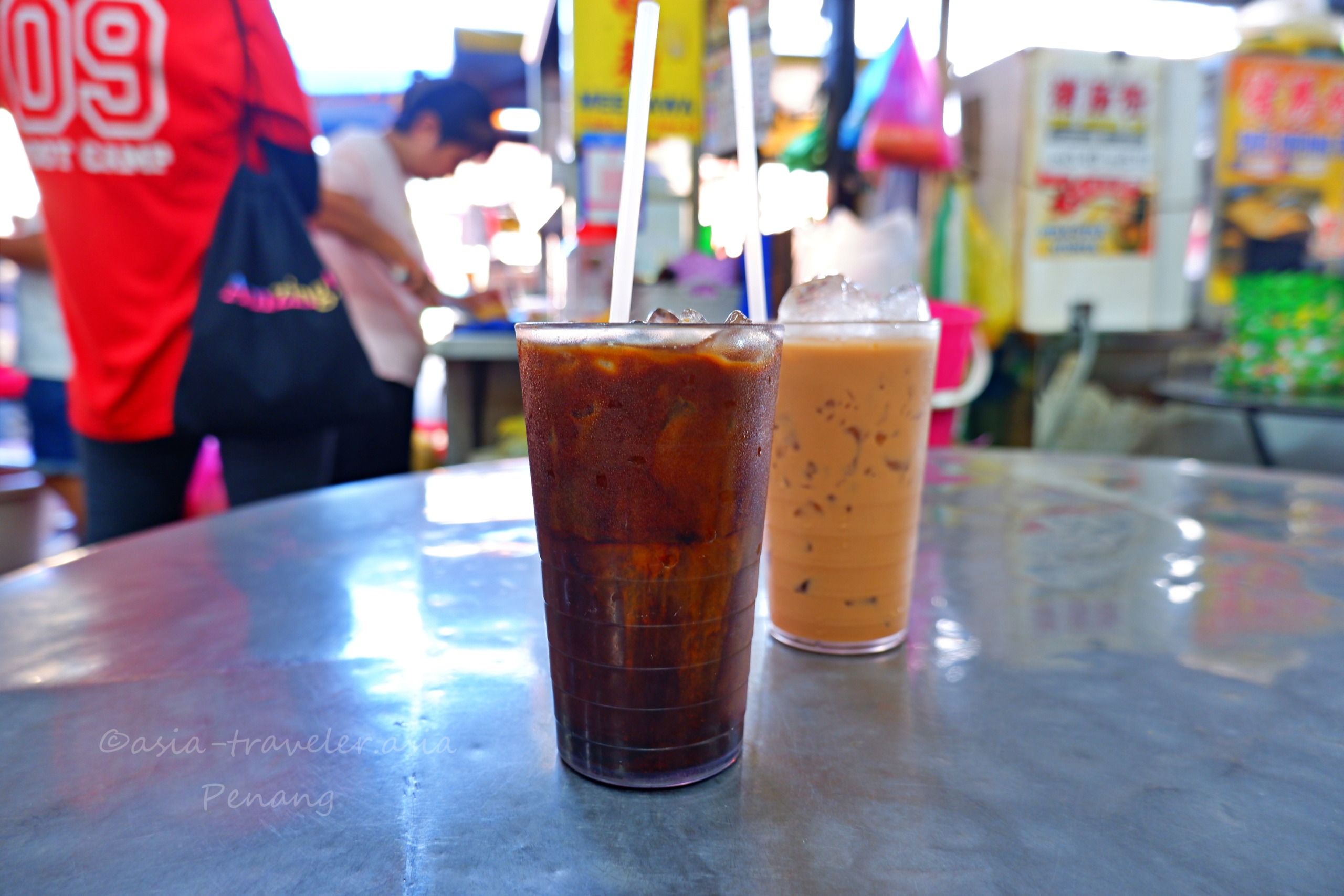 ペナン島ジェルトンのコピティアムで供されるアイスコーヒーとミルクティー
