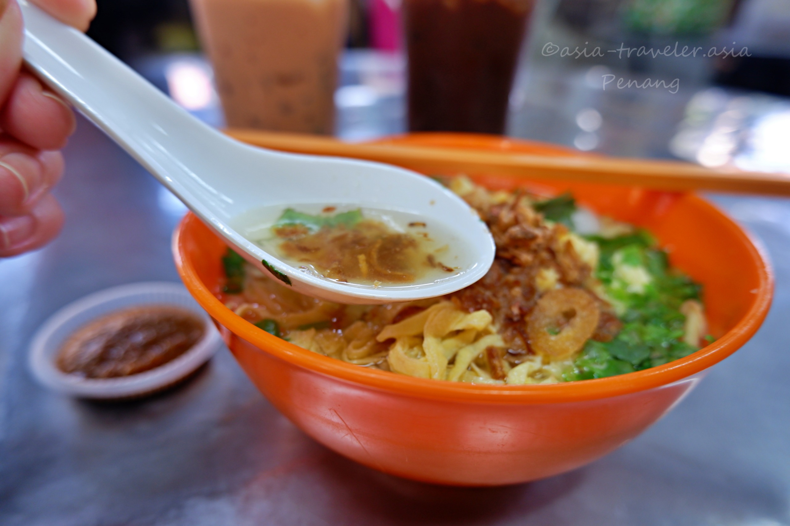 ペナン島ジェルトン朝市のラムミー（淋面）スープをレンゲで掬う
