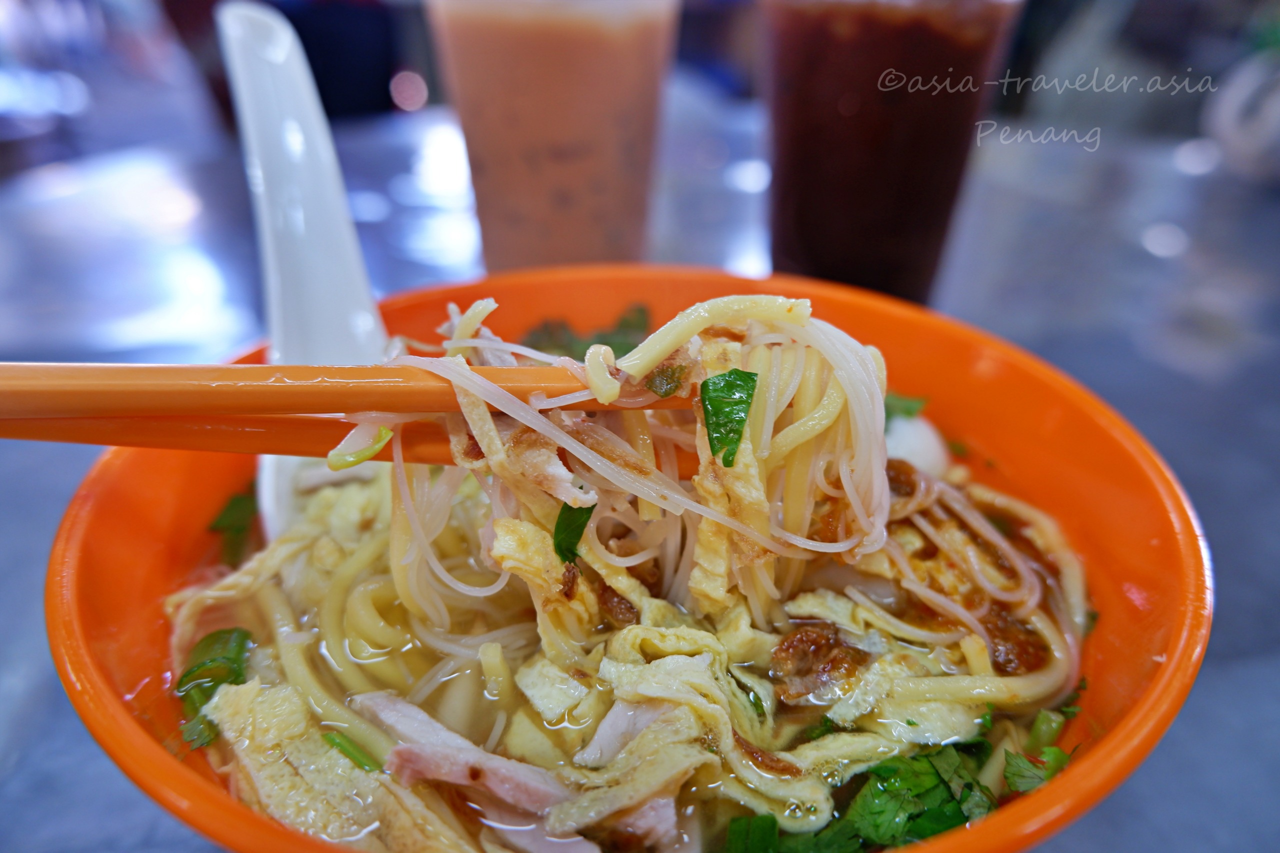 ペナン島ジェルトン朝市の淋面（ラムミー）を箸でリフト
