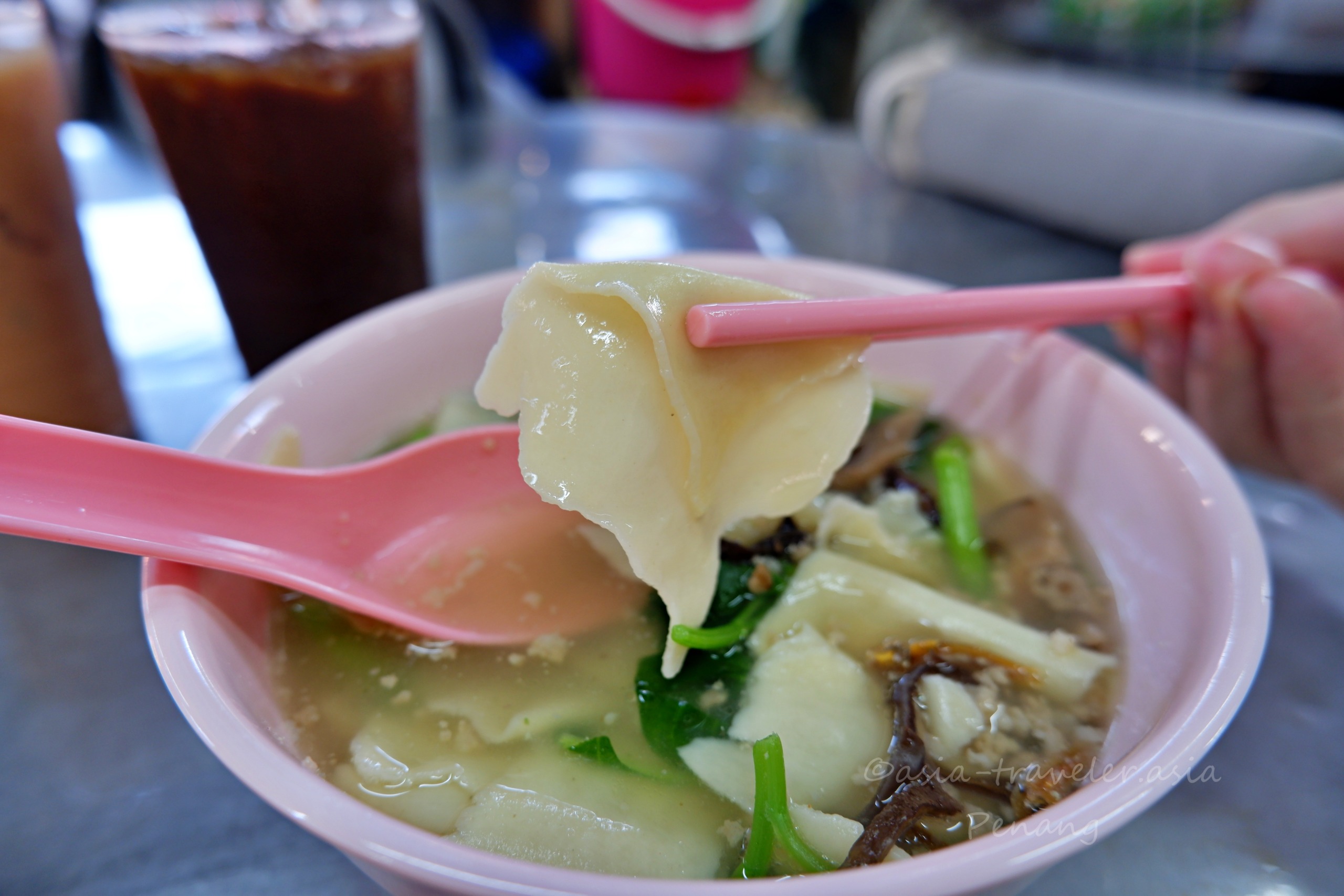 ペナン島ジェルトン朝市のパンミーを箸でつまむアップ