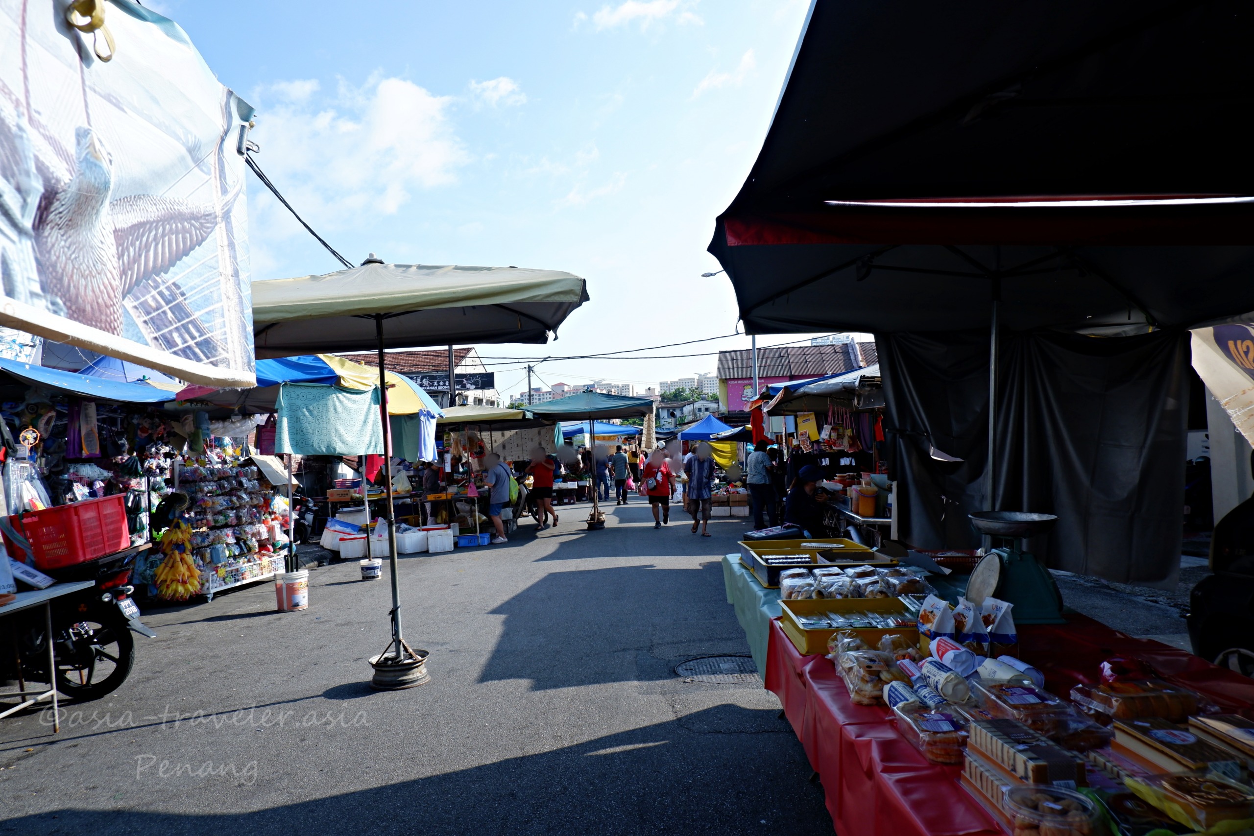 ペナン島ジェルトン朝市の露店が並ぶ賑わいの風景