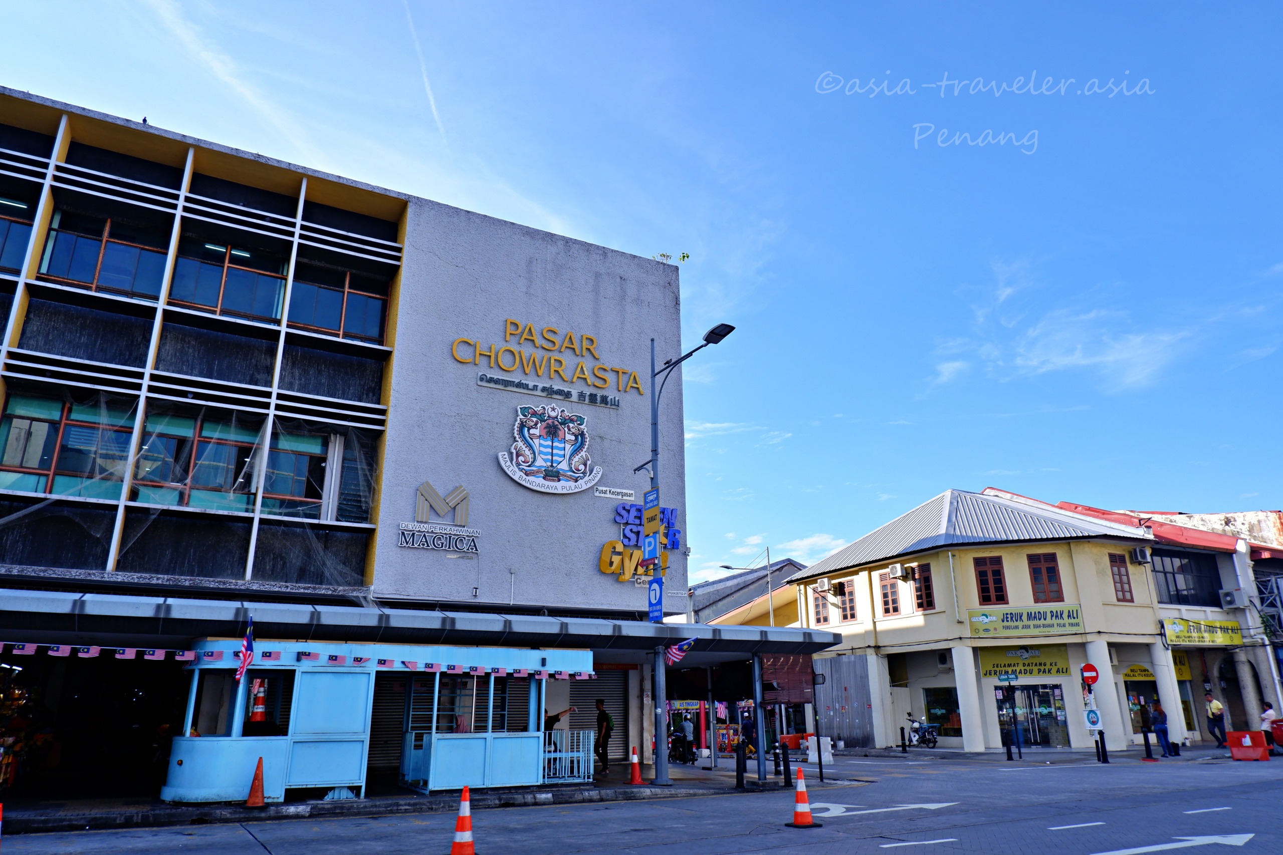 ペナン・チョウラスタマーケット外観と周辺の街並み