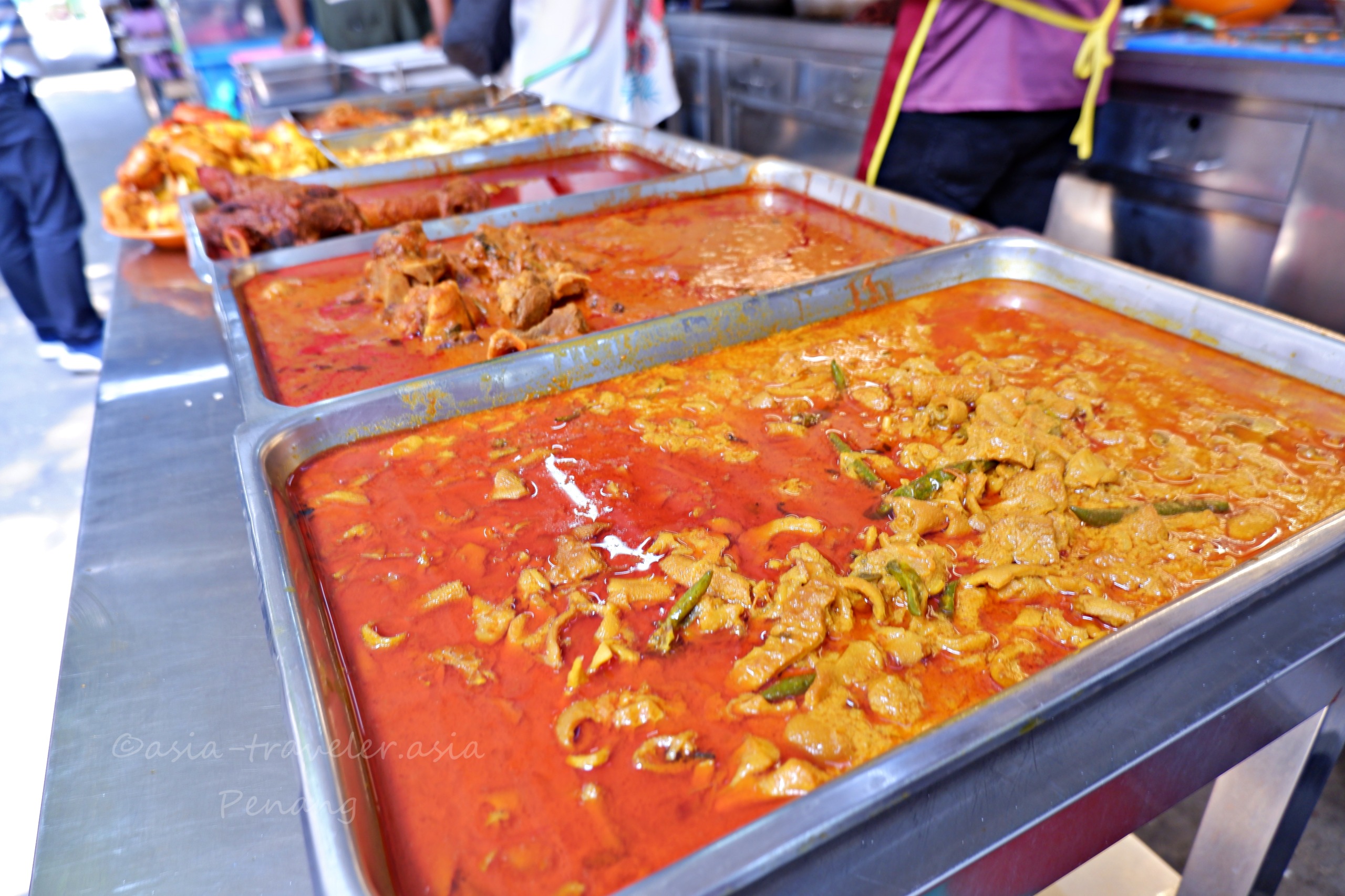 ペナン島ラインクリアのカレー料理が並ぶビュッフェ台
