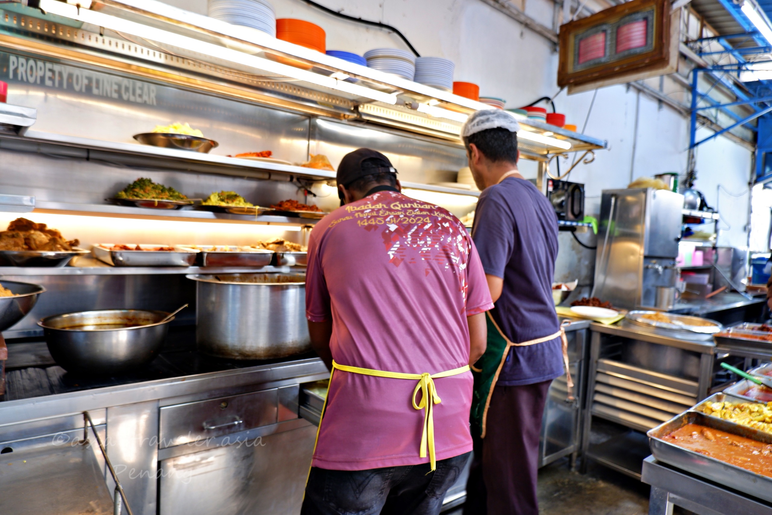 Line Clearキッチンでナシカンダーを盛り付けるスタッフ