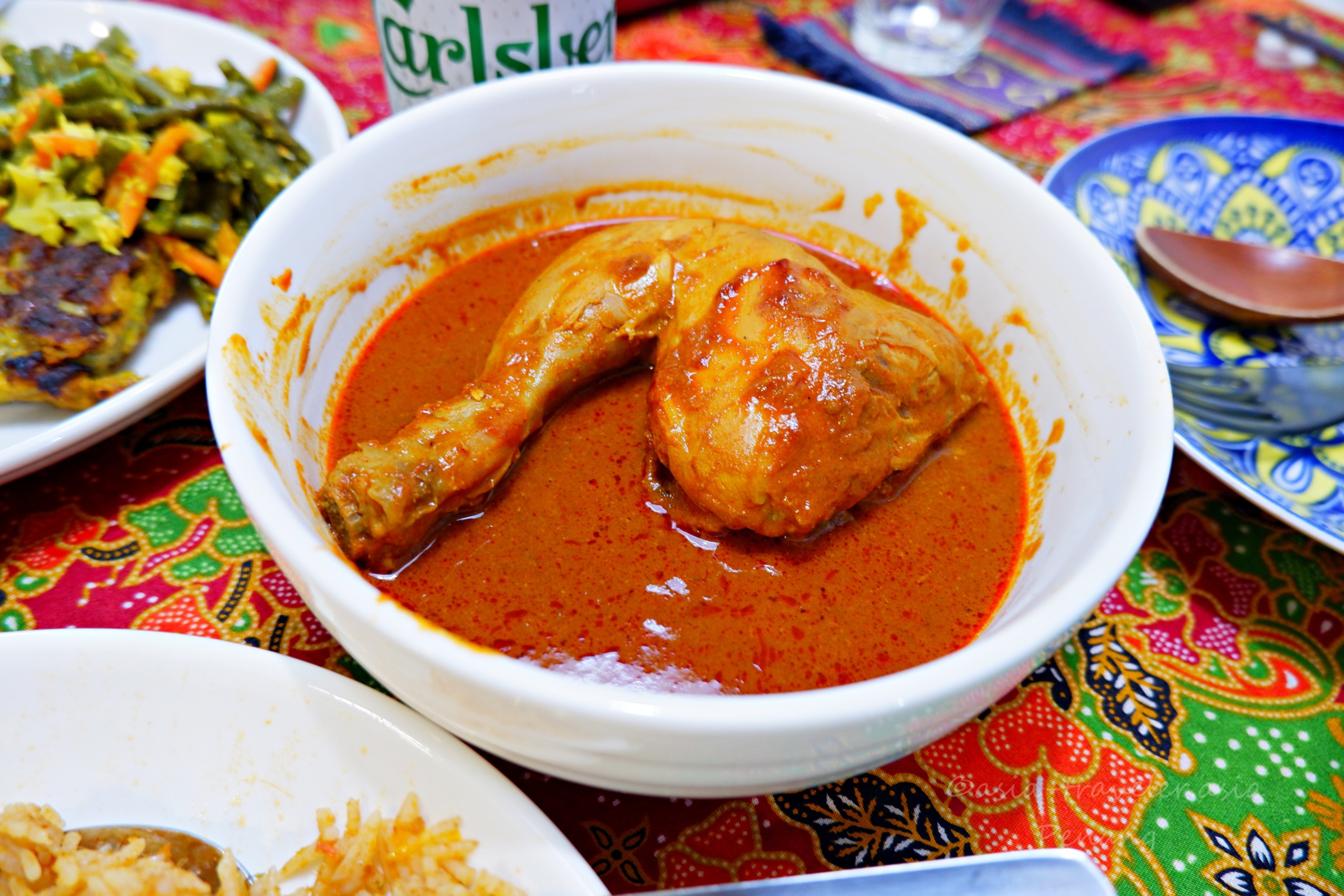 ラインクリアのチキンカリー（Kari Ayam）赤いスパイシーなスープ