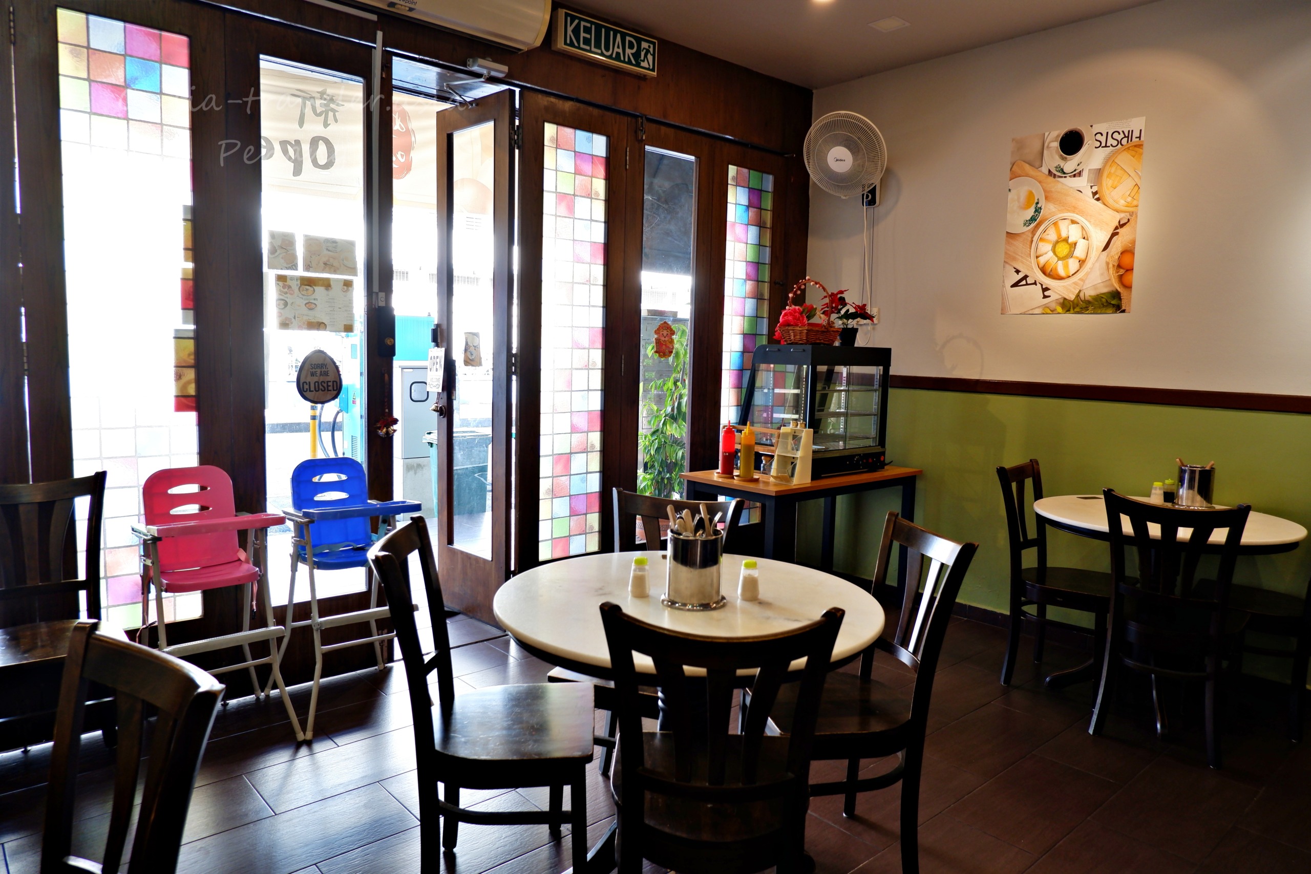 好味茶室のベビーチェア完備の明るい店内