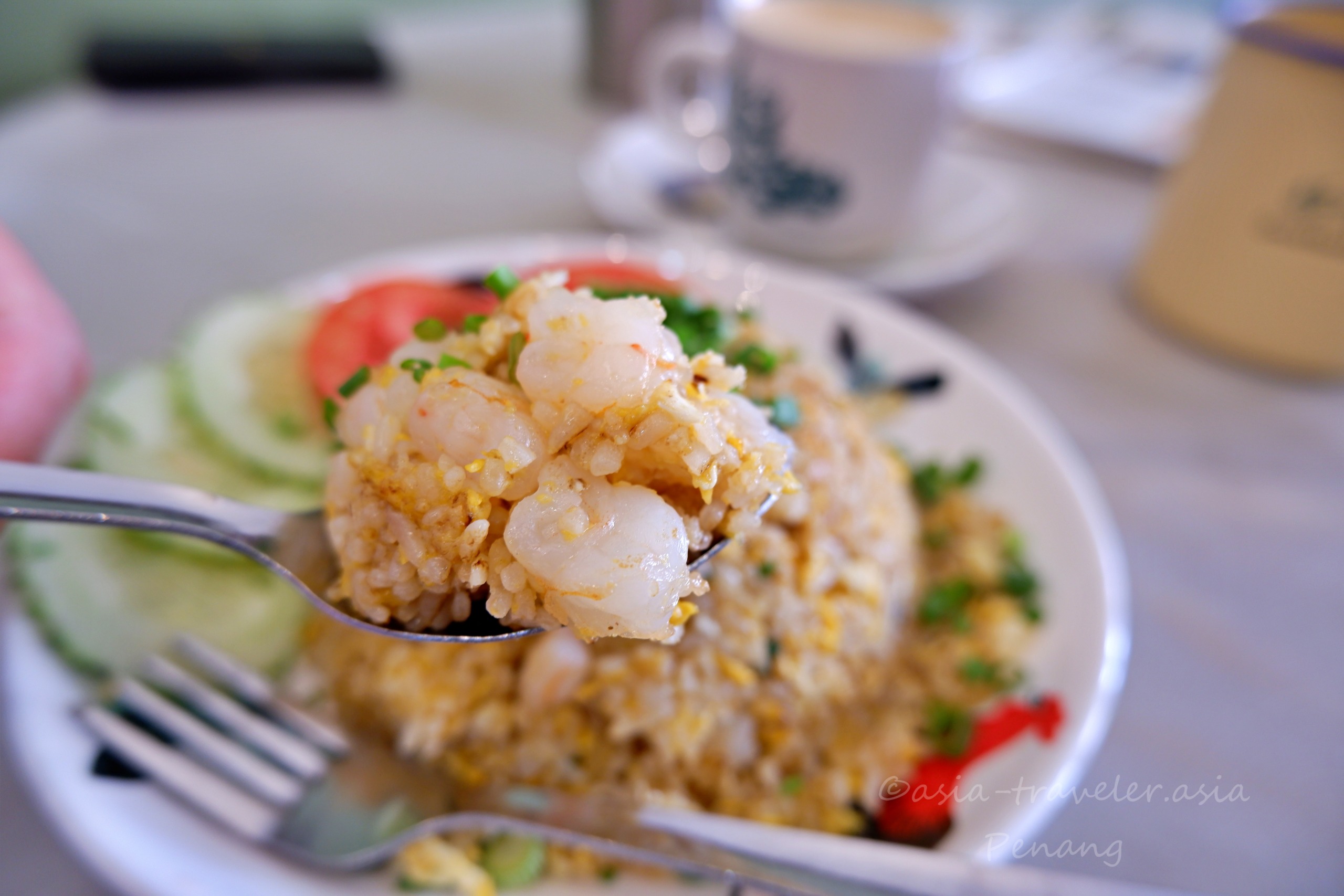 ペナン・好味茶室の黄金エビ炒飯をスプーンですくう瞬間