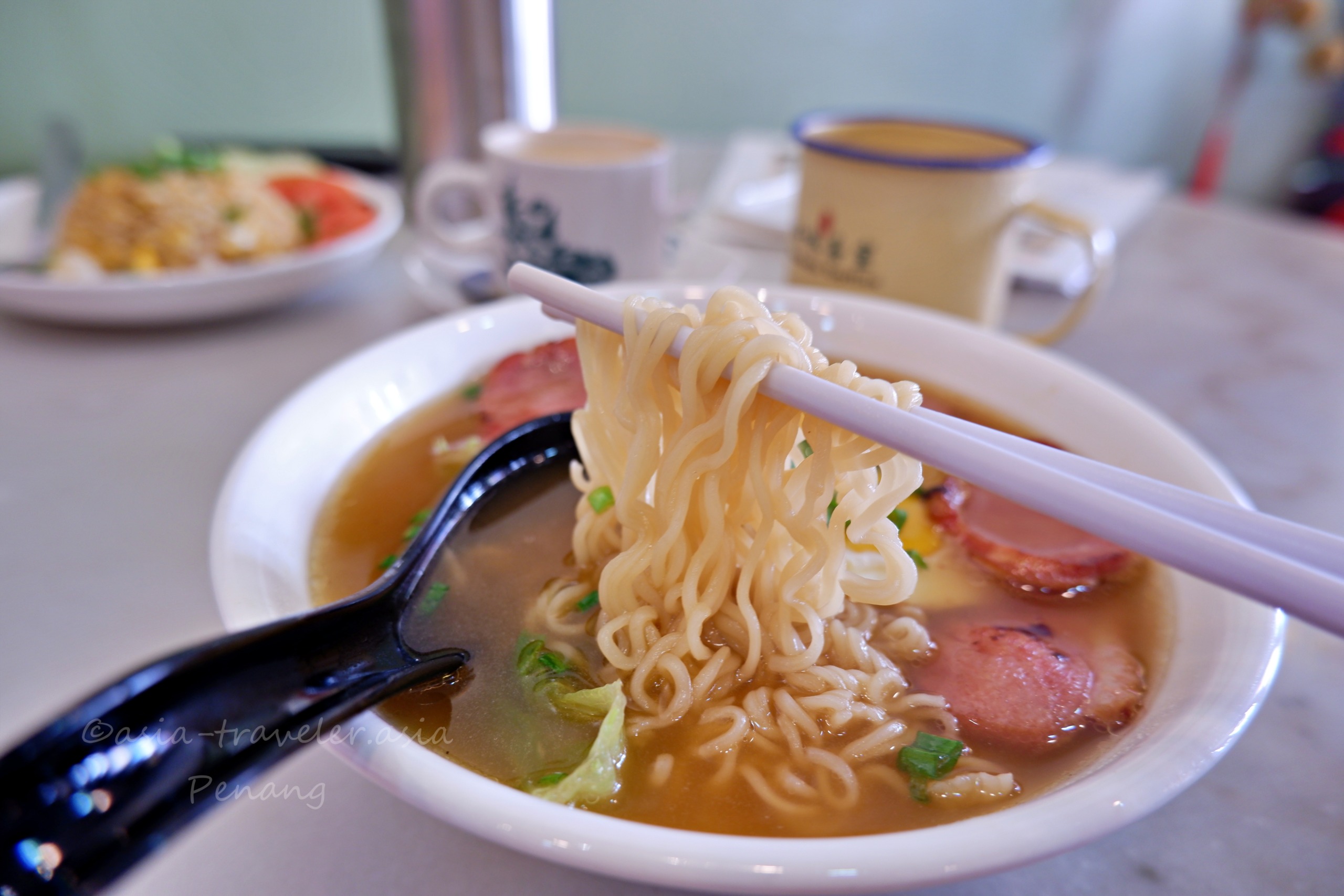 ペナン・好味茶室の烟熏鸭出前一丁を箸で持ち上げた麺