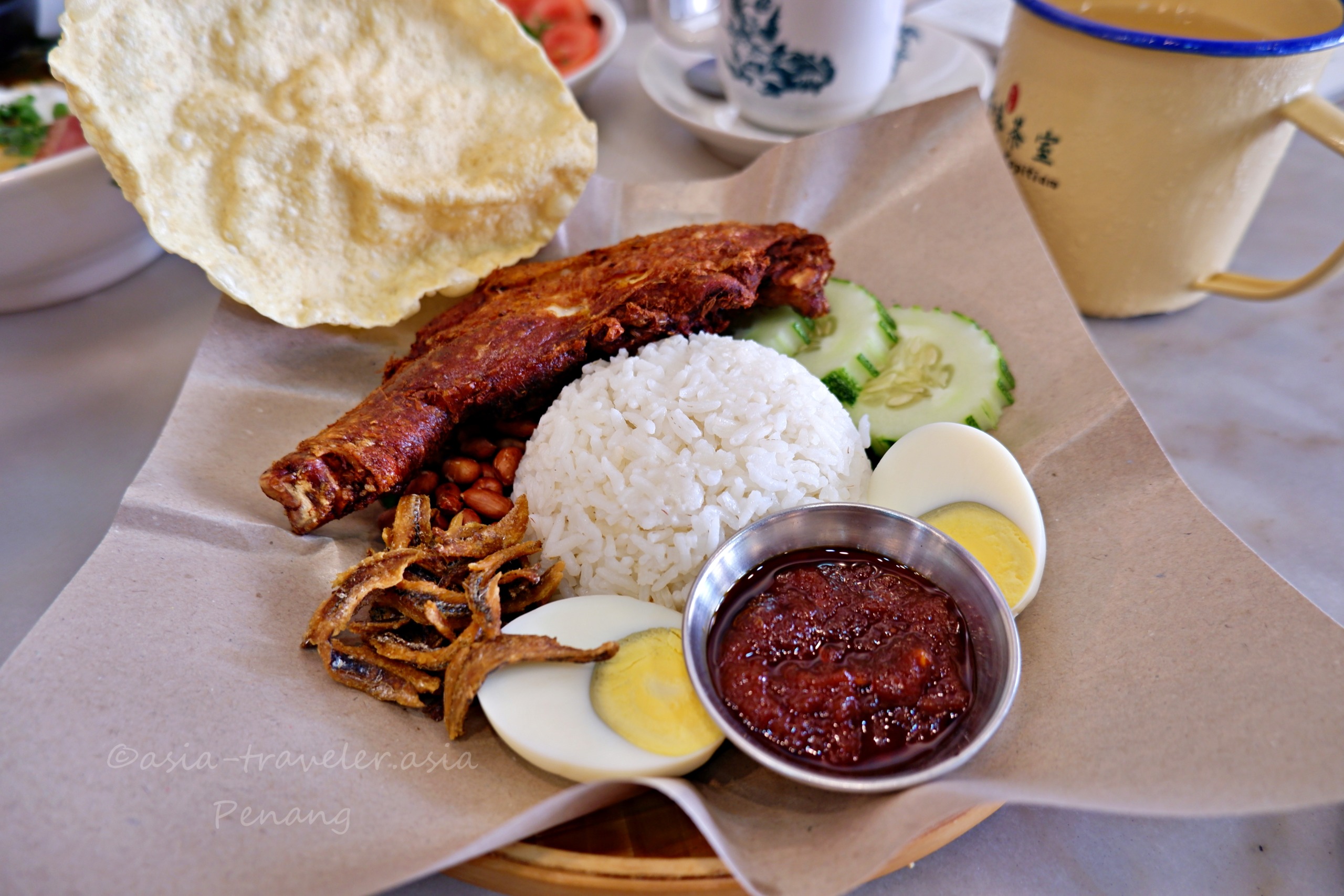 ペナン好味茶室のナシレマ・アヤムゴレン、サンバル添え