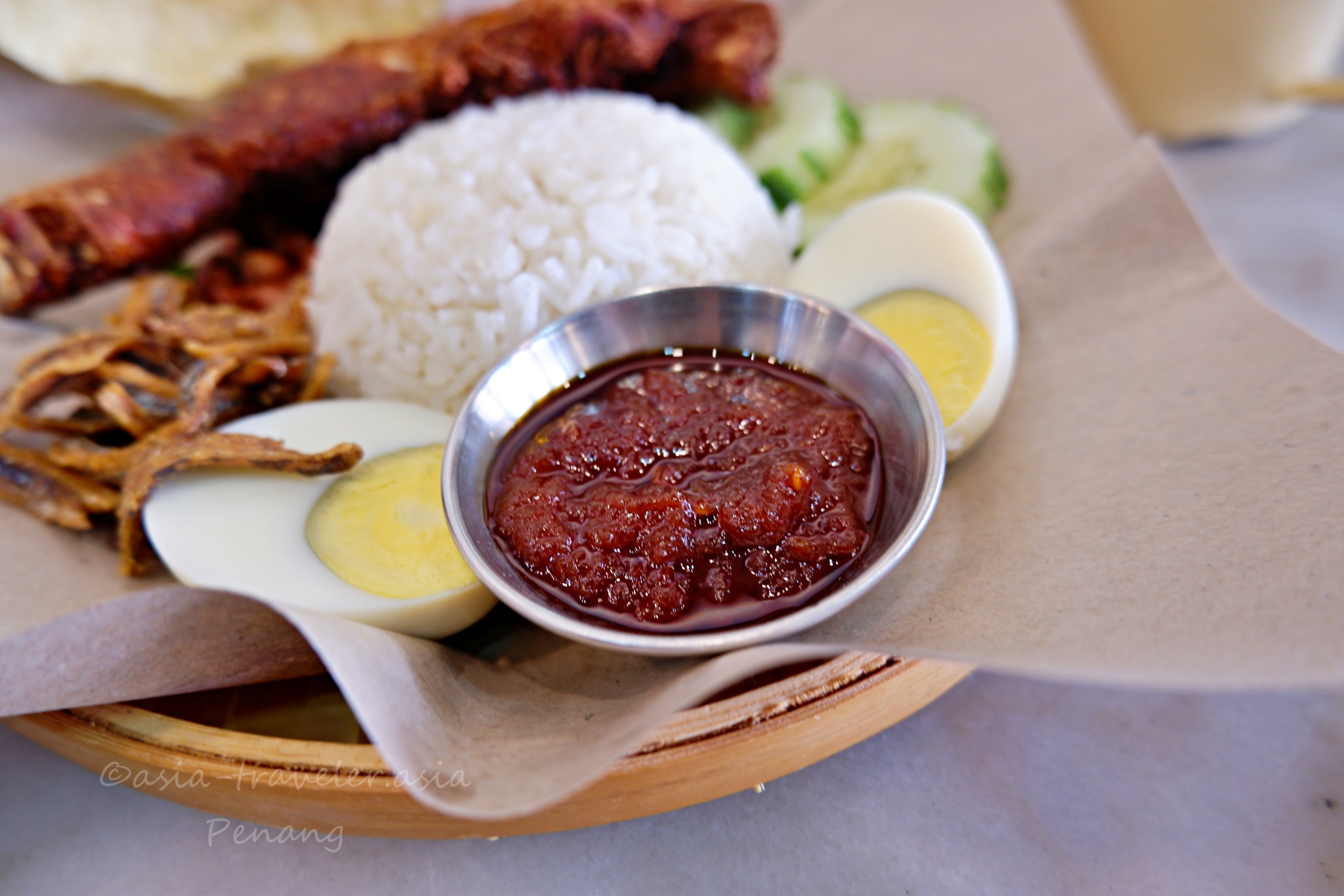 ペナン島ナシレマのサンバルと半熟卵のアップ