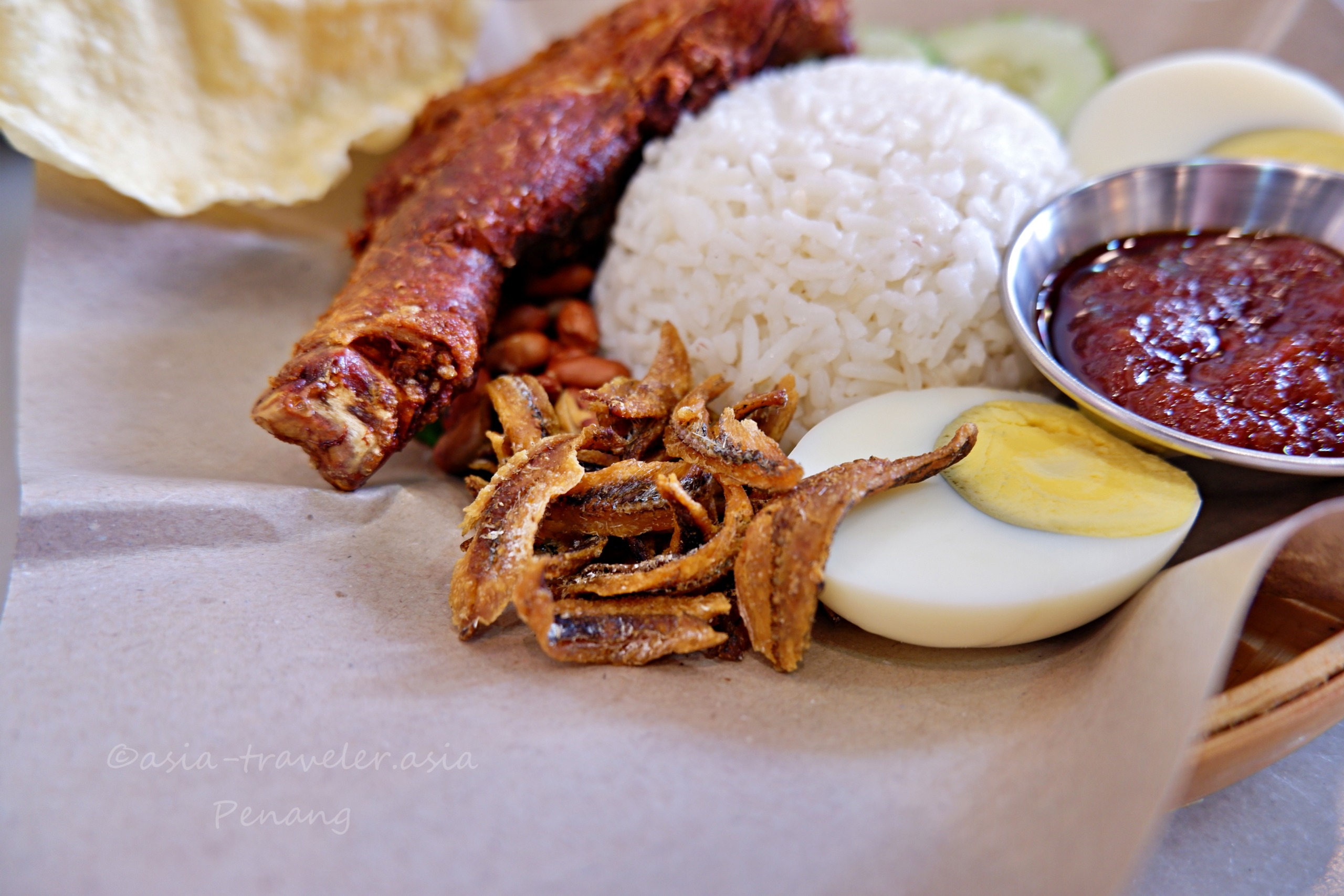 ペナン島・好味茶室のナシレマ（アヤムゴレン＆イカンビリス添え）