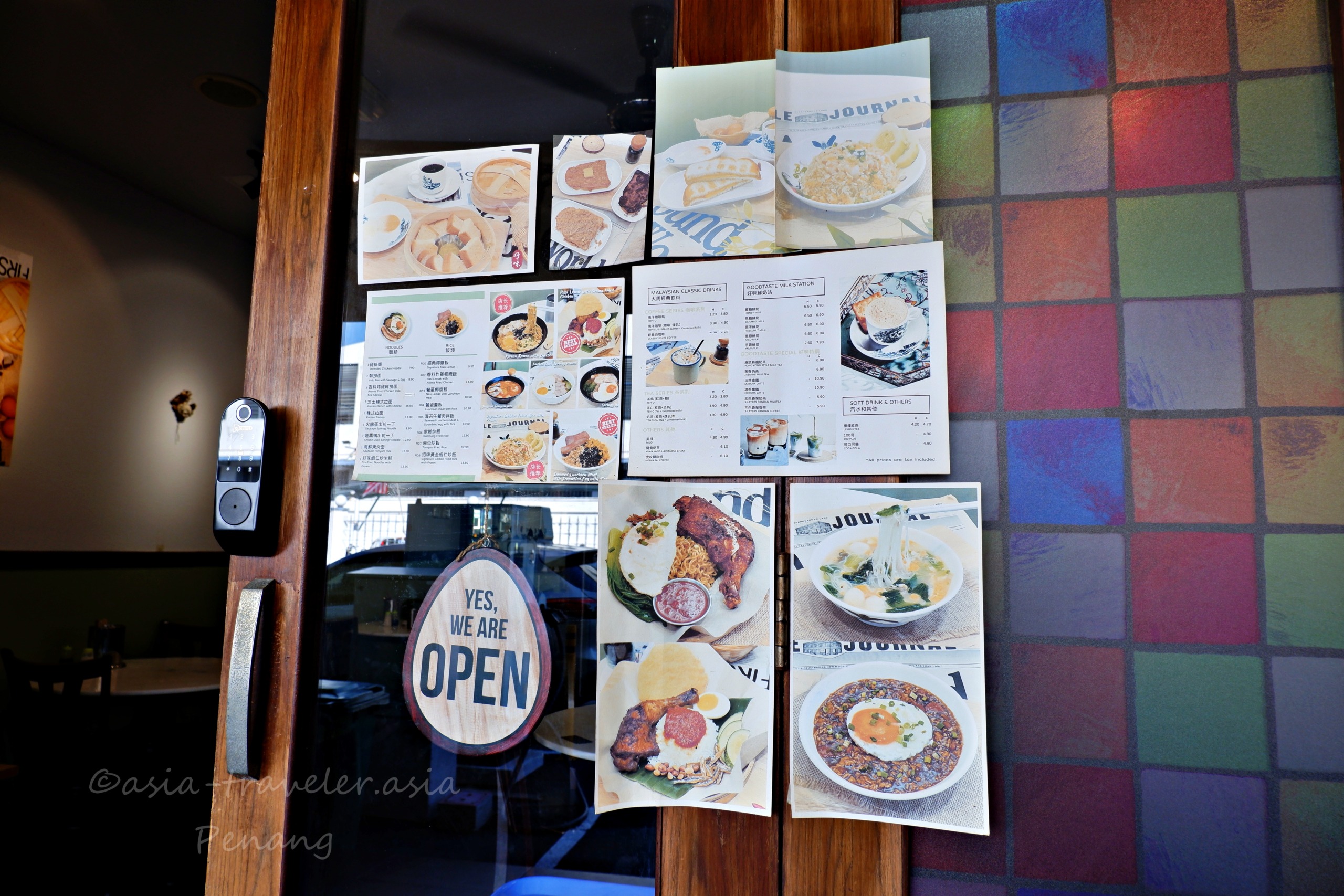 ペナン島の好味茶室入口ドアに貼られたメニューとOPENサイン
