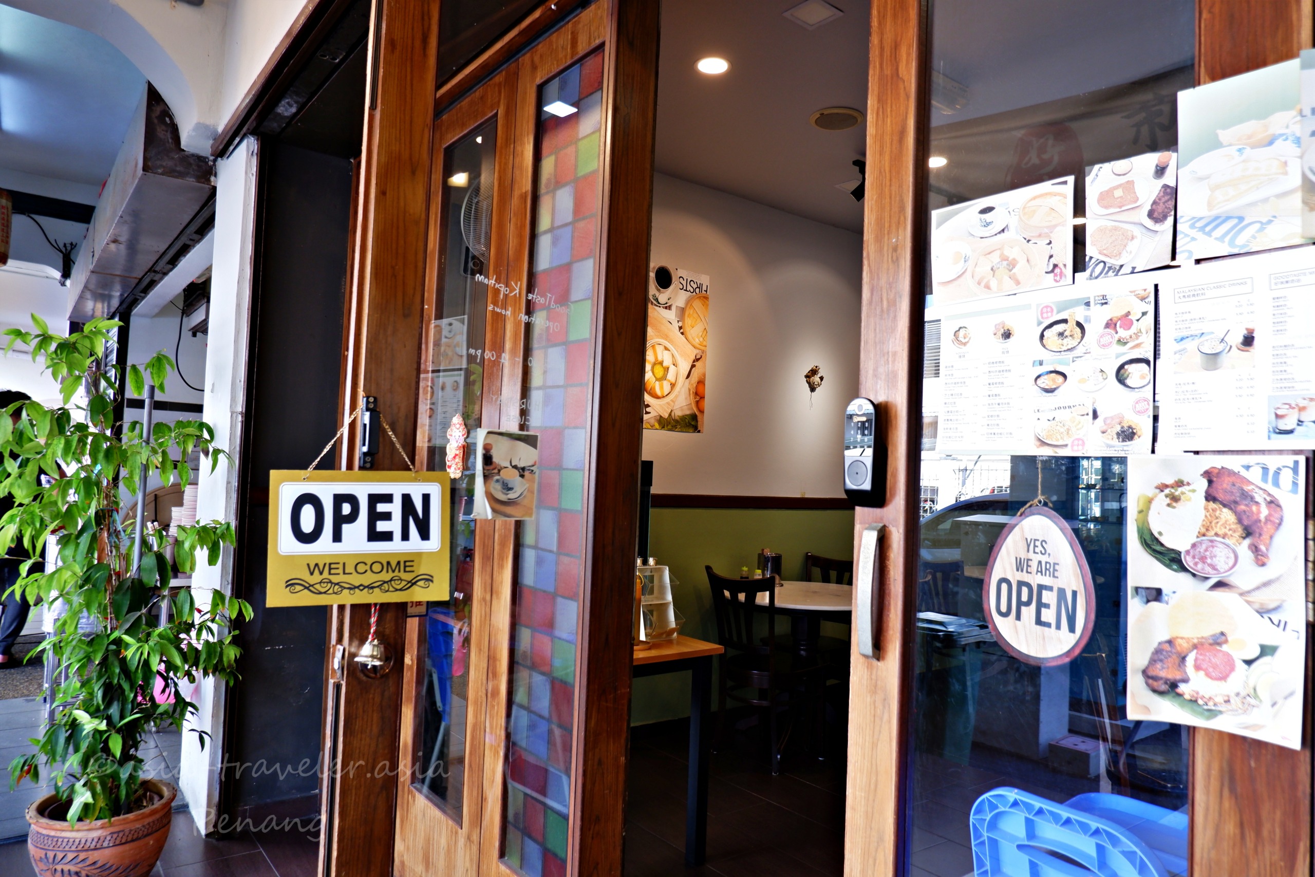 好味茶室GoodTaste KopitiamのOPEN看板と木製ドア