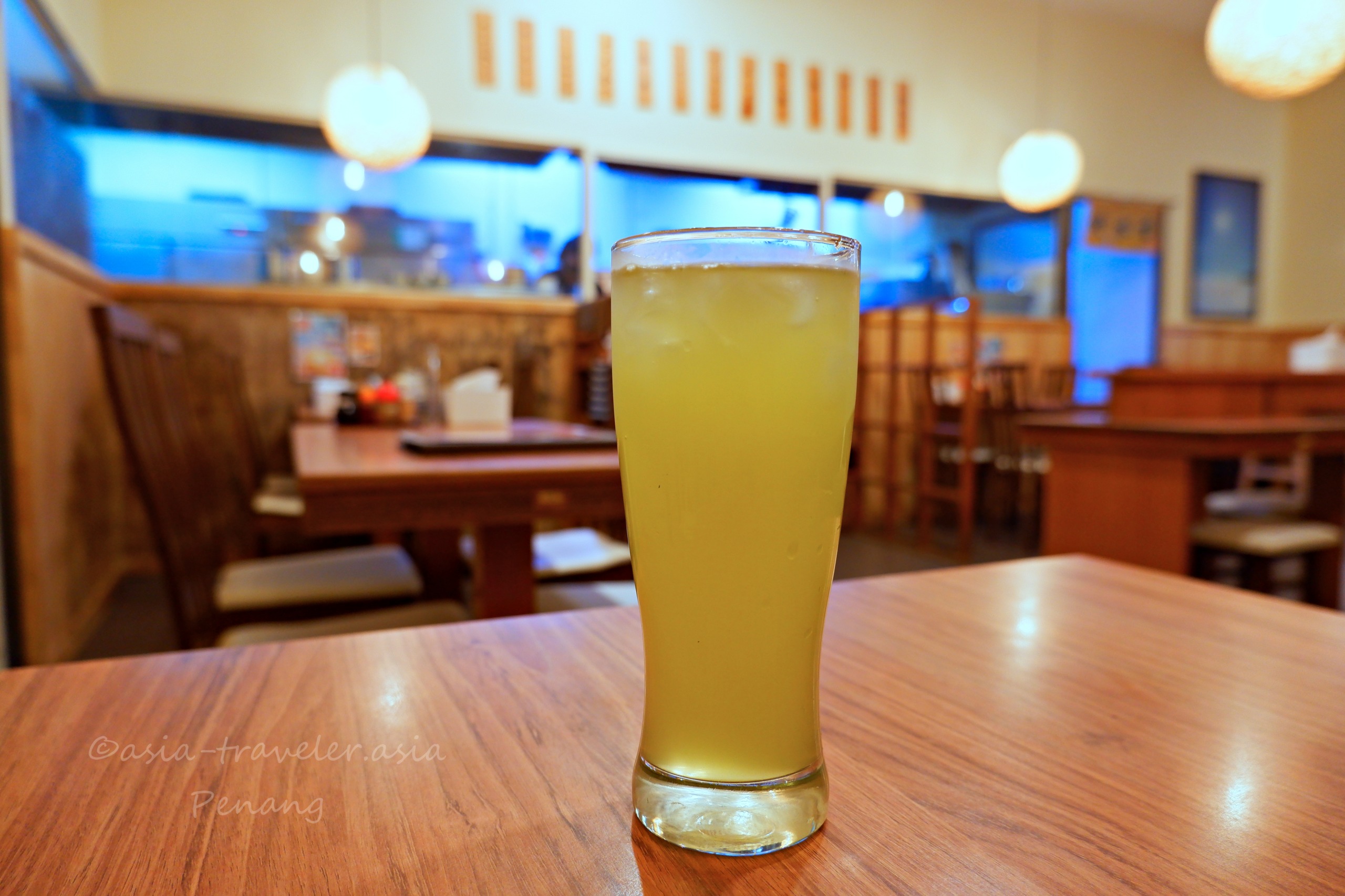 麺や雅ペナン店の冷たい日本茶グラス