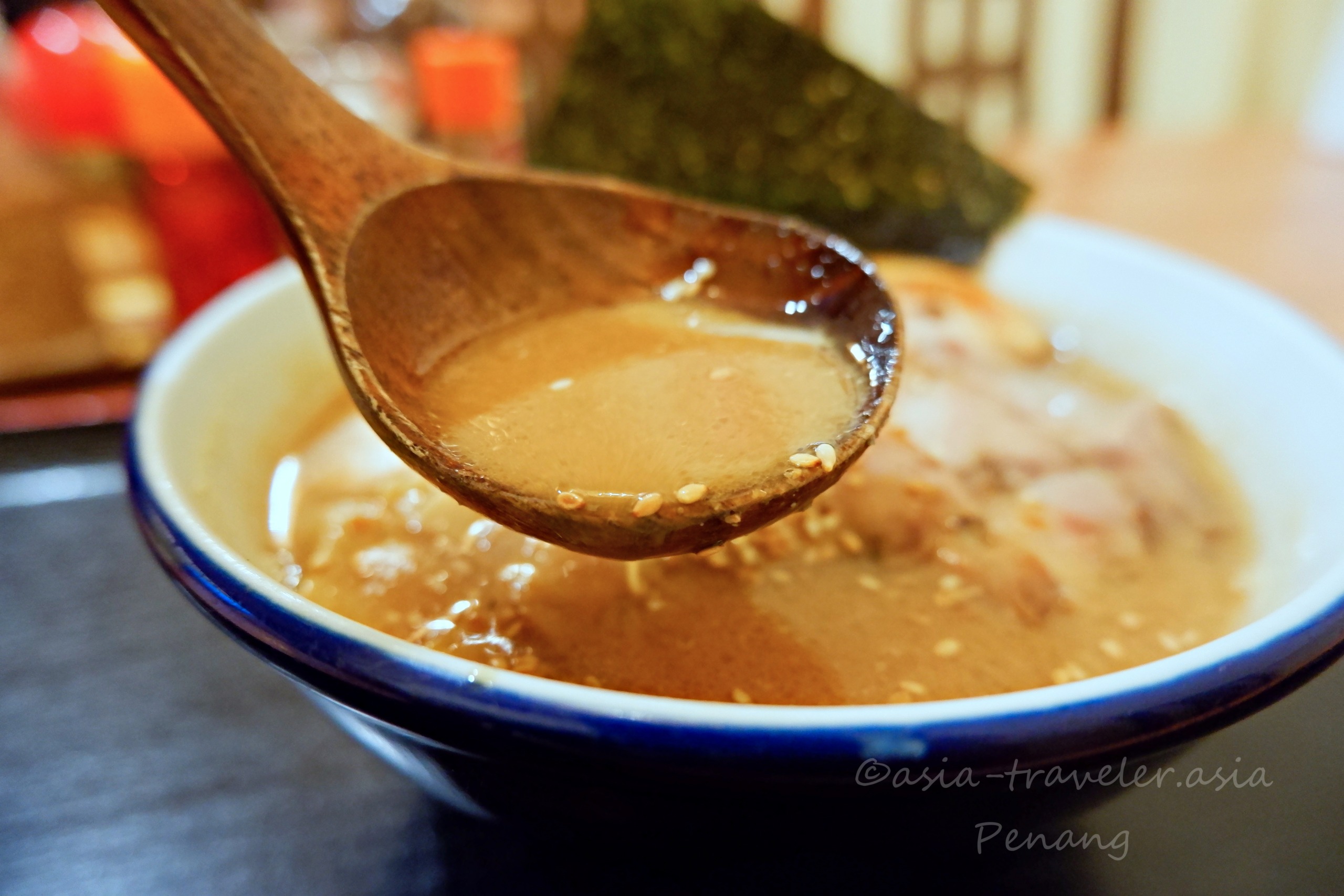 麺や雅の焼味噌ラーメン濃厚スープをれんげで掬う