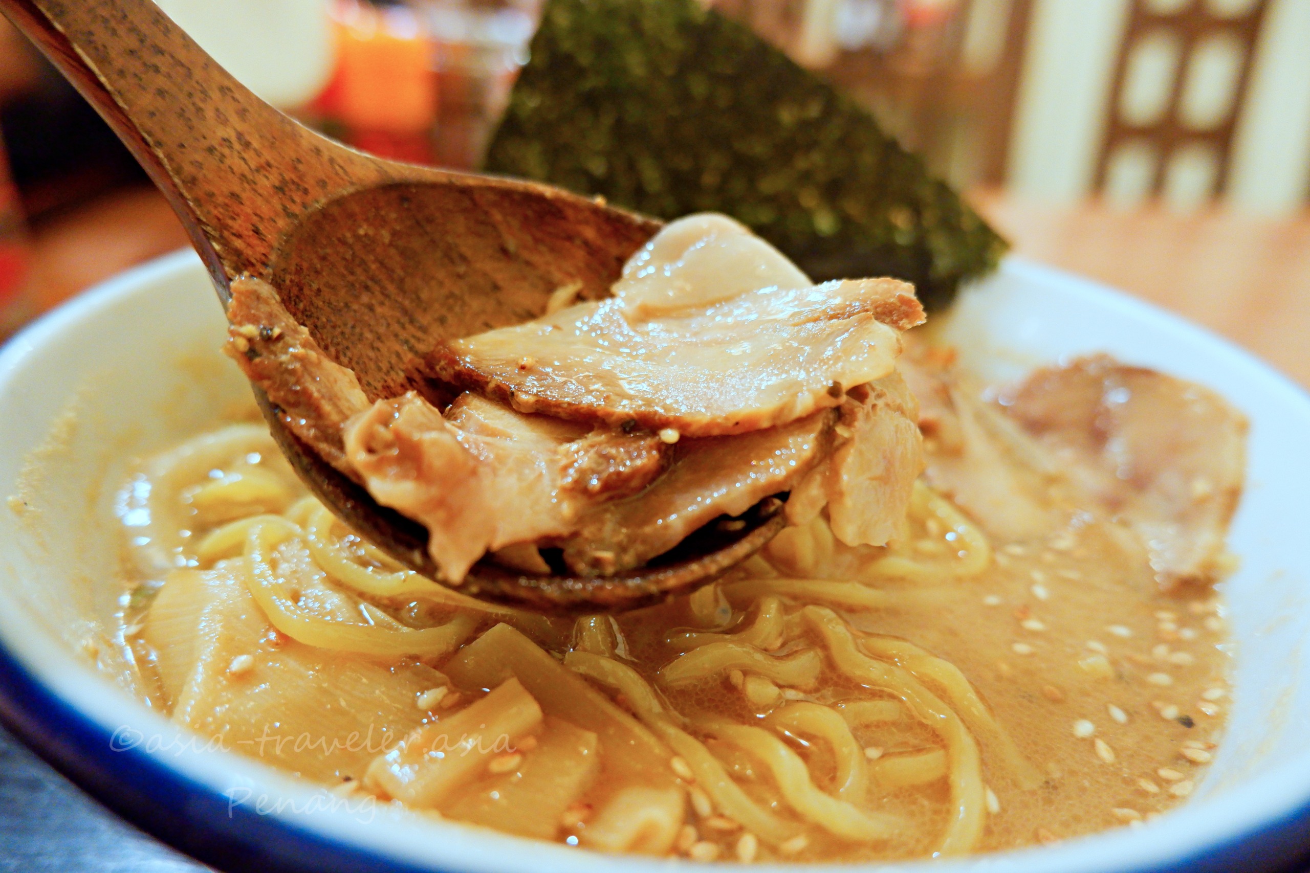木製レンゲで持ち上げた麺や雅のチャーシューと焼味噌ラーメン
