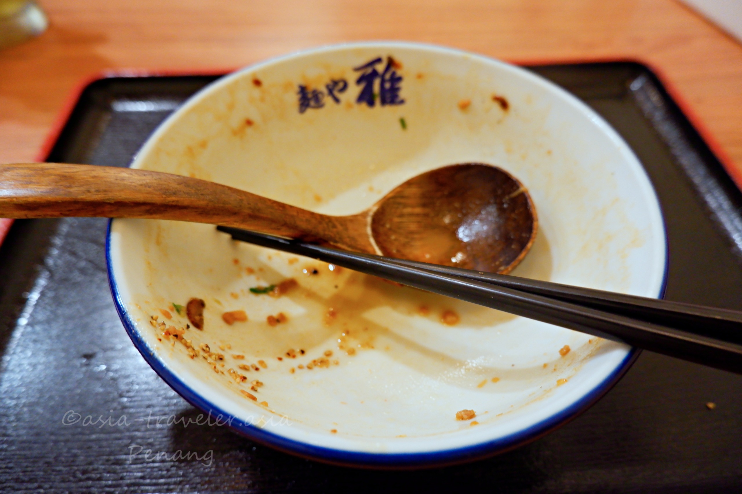 麺や雅のラーメンを完食した空の丼とスプーン・箸