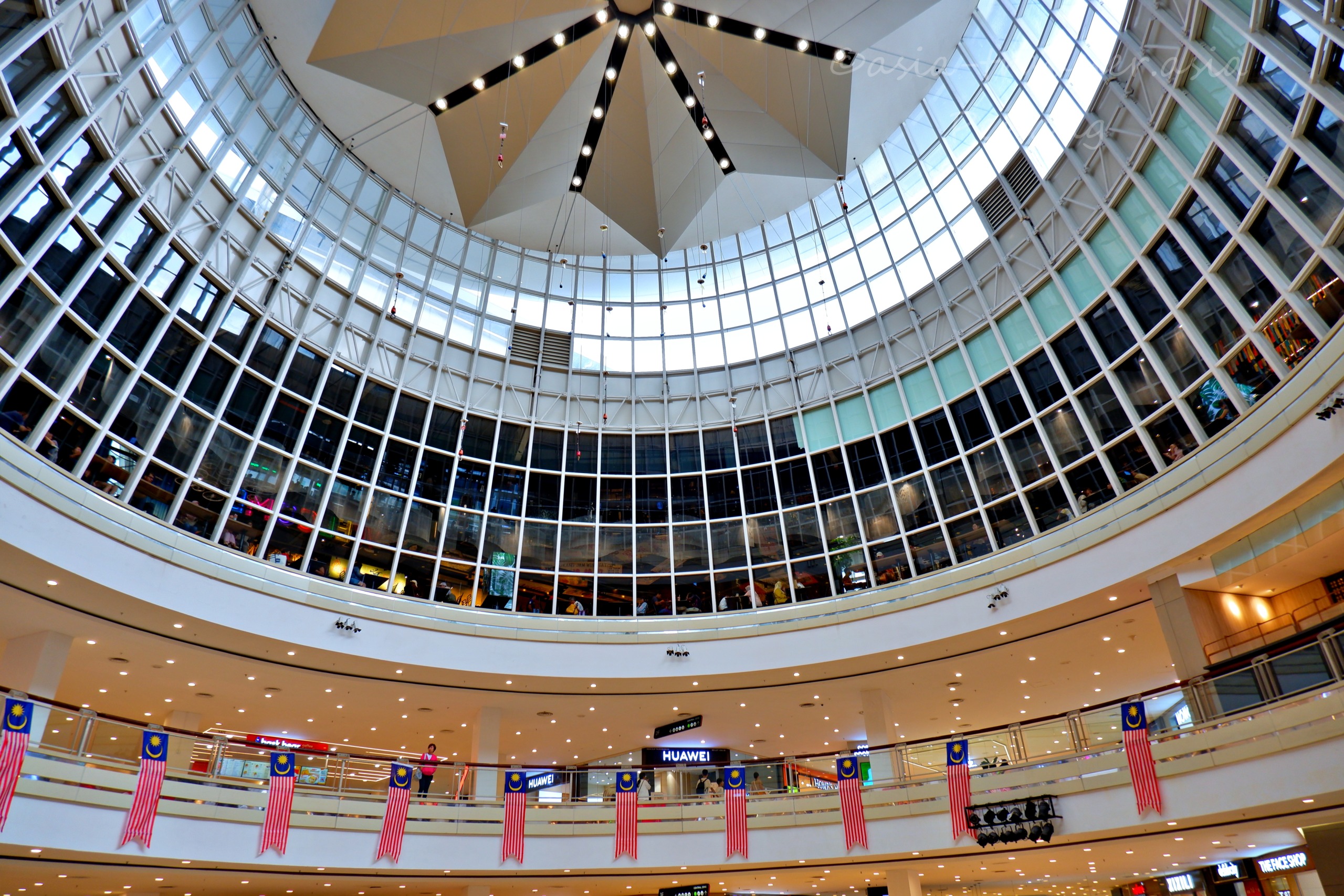 クイーンズベイモール内部の円形アトリウムとマレーシア国旗装飾