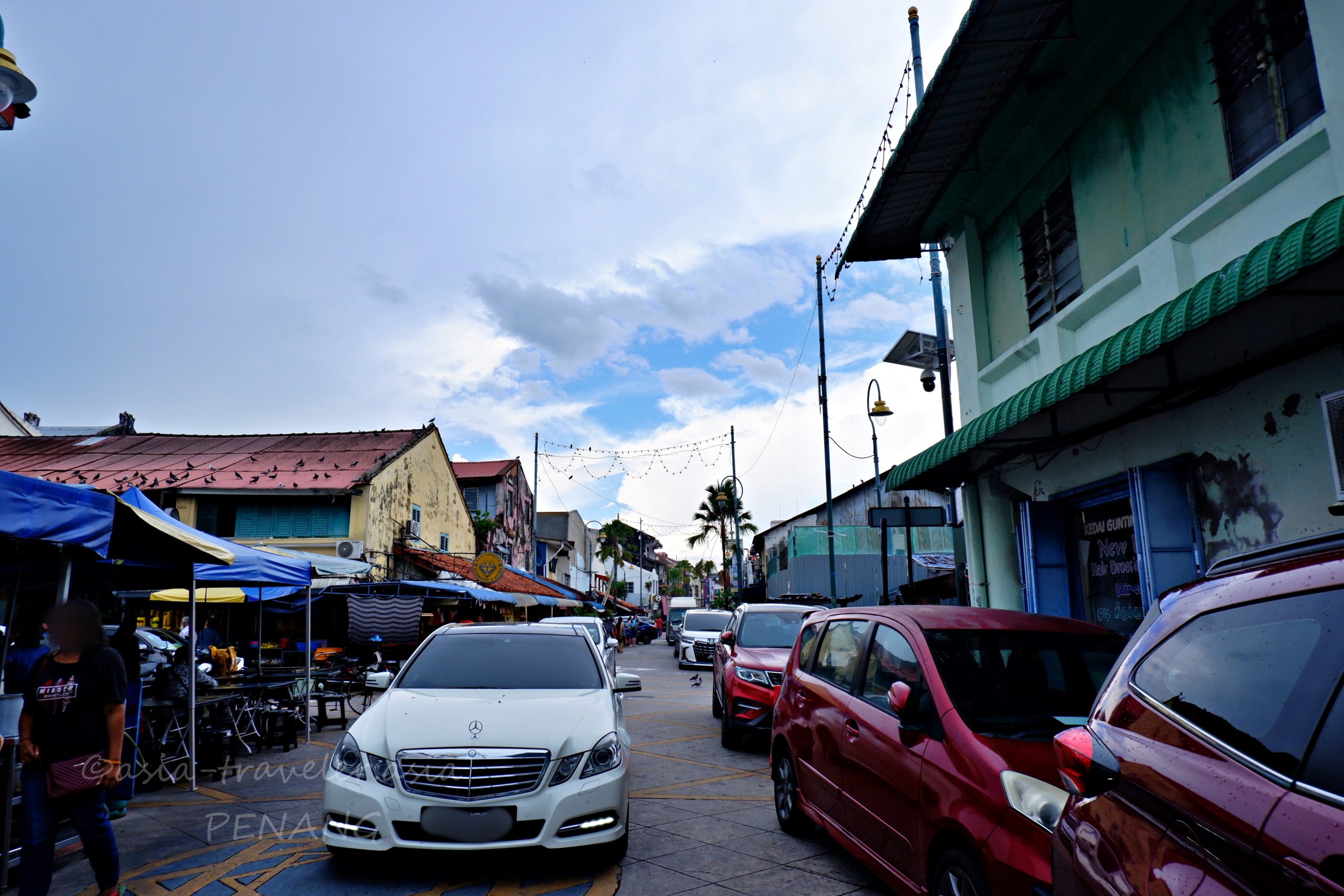 ペナン島ジョージタウンの路地に並ぶ車と古い街並み