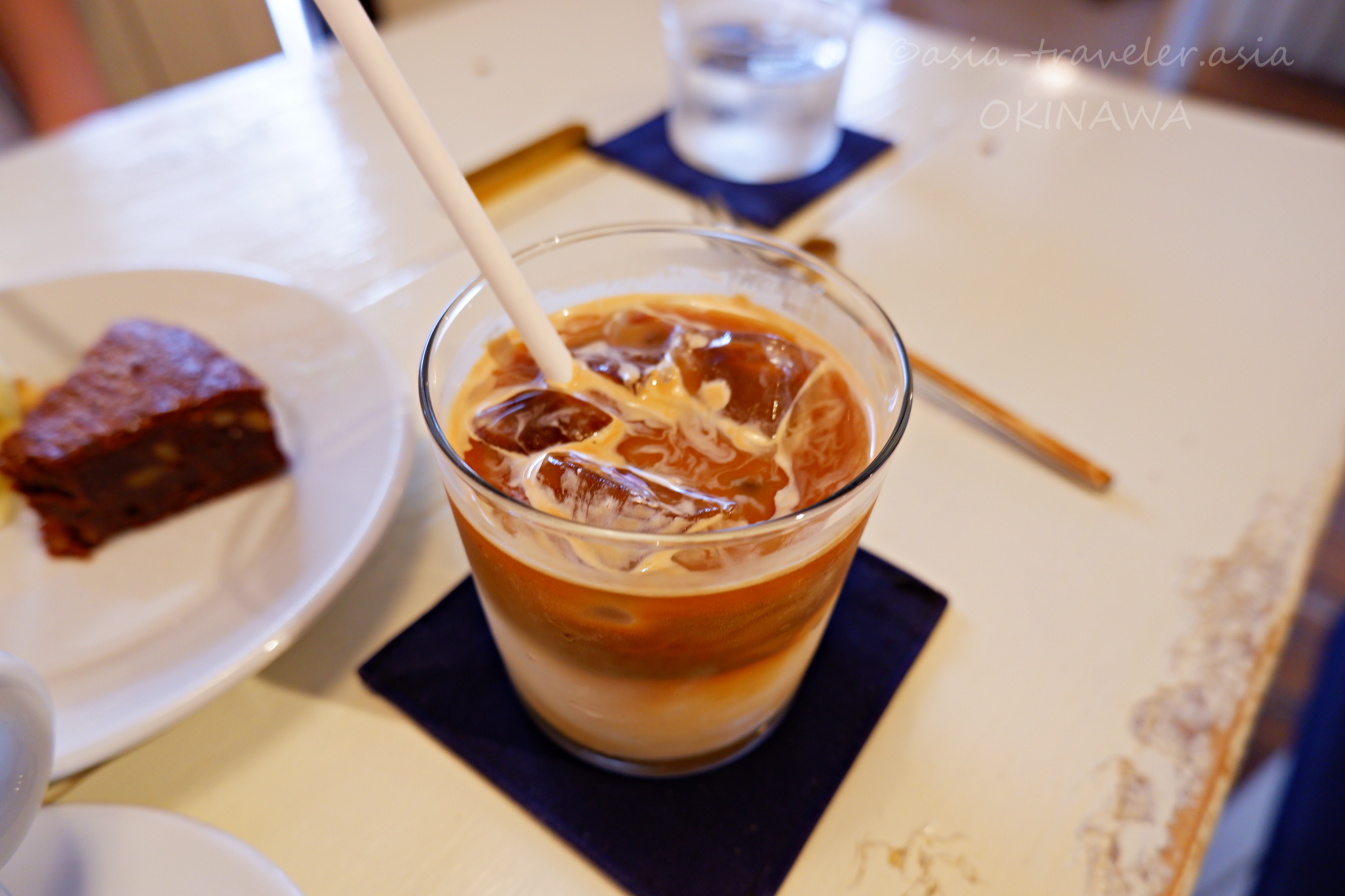 沖縄・カフネのアイスカフェラテとチョコレートケーキ