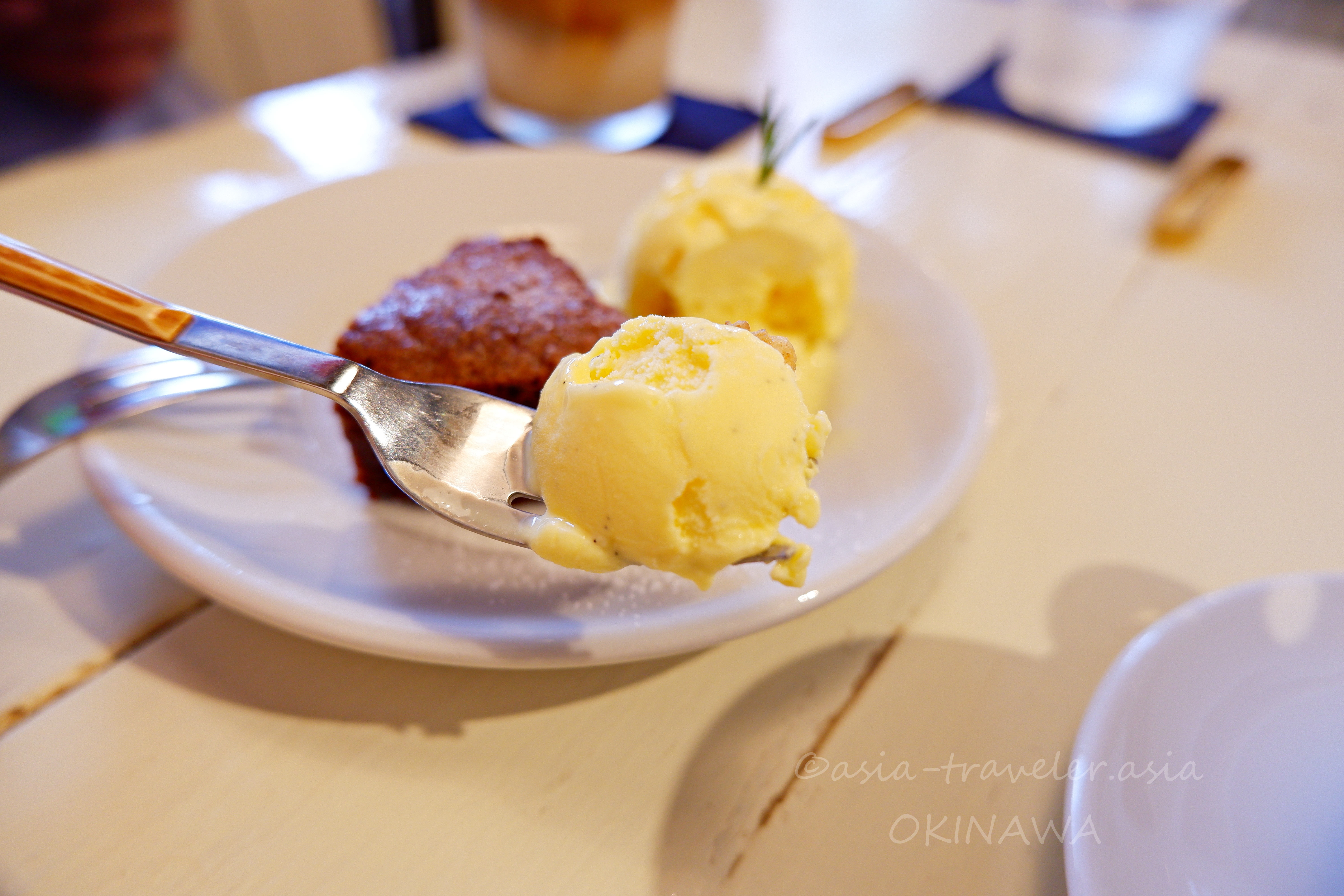 カフネのガトーショコラとバニラアイスをスプーンですくう様子