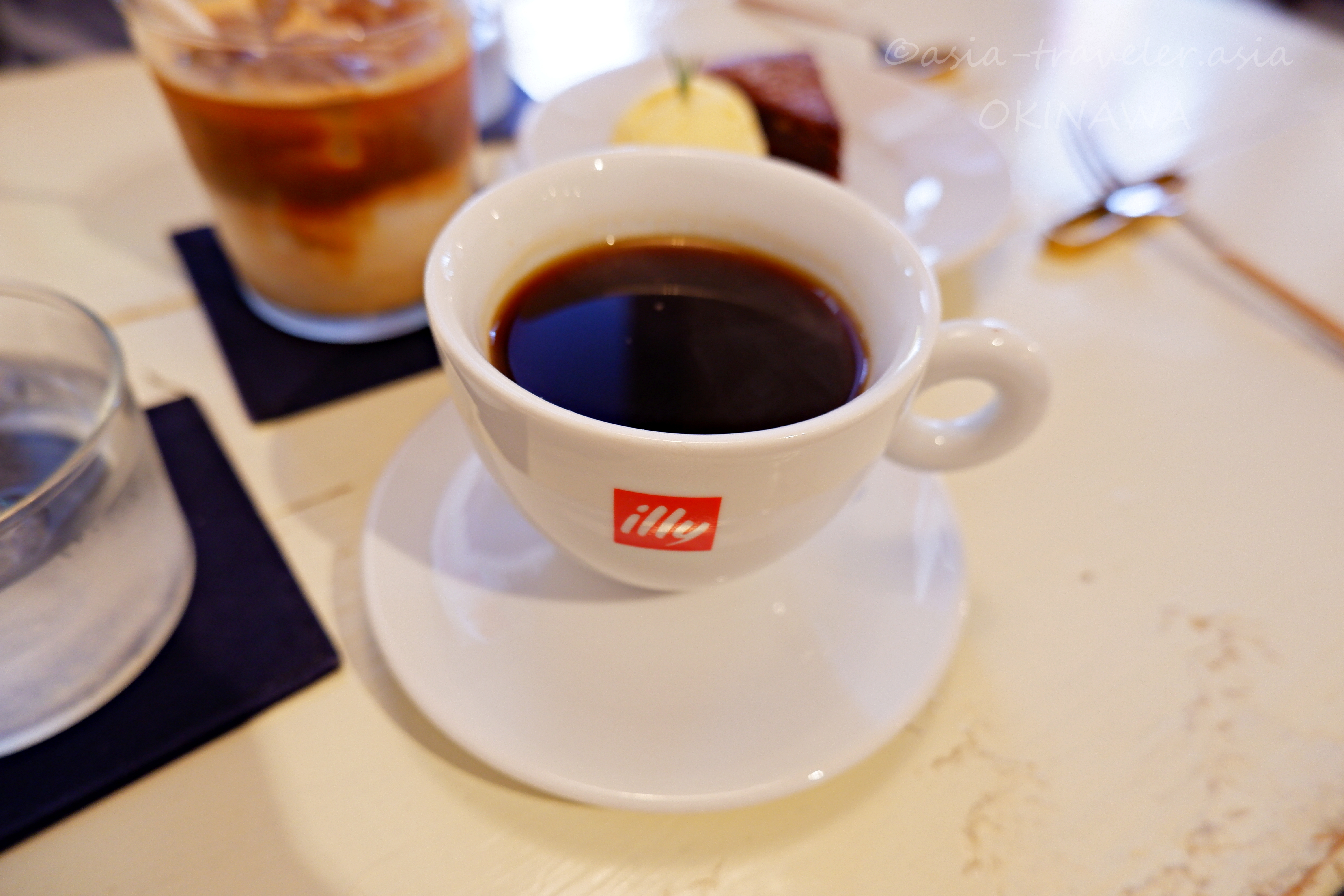 illyカップのアメリカーノとアイスカフェラテ、那覇カフネ