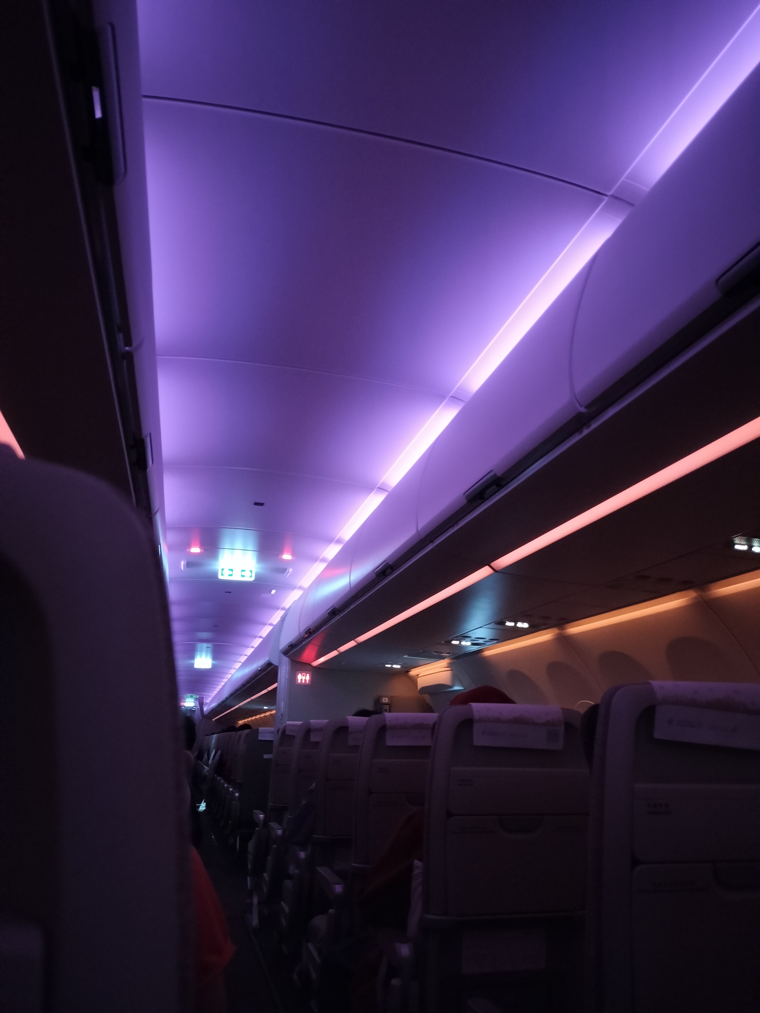 シンガポール航空機内の紫色ムードライティング
