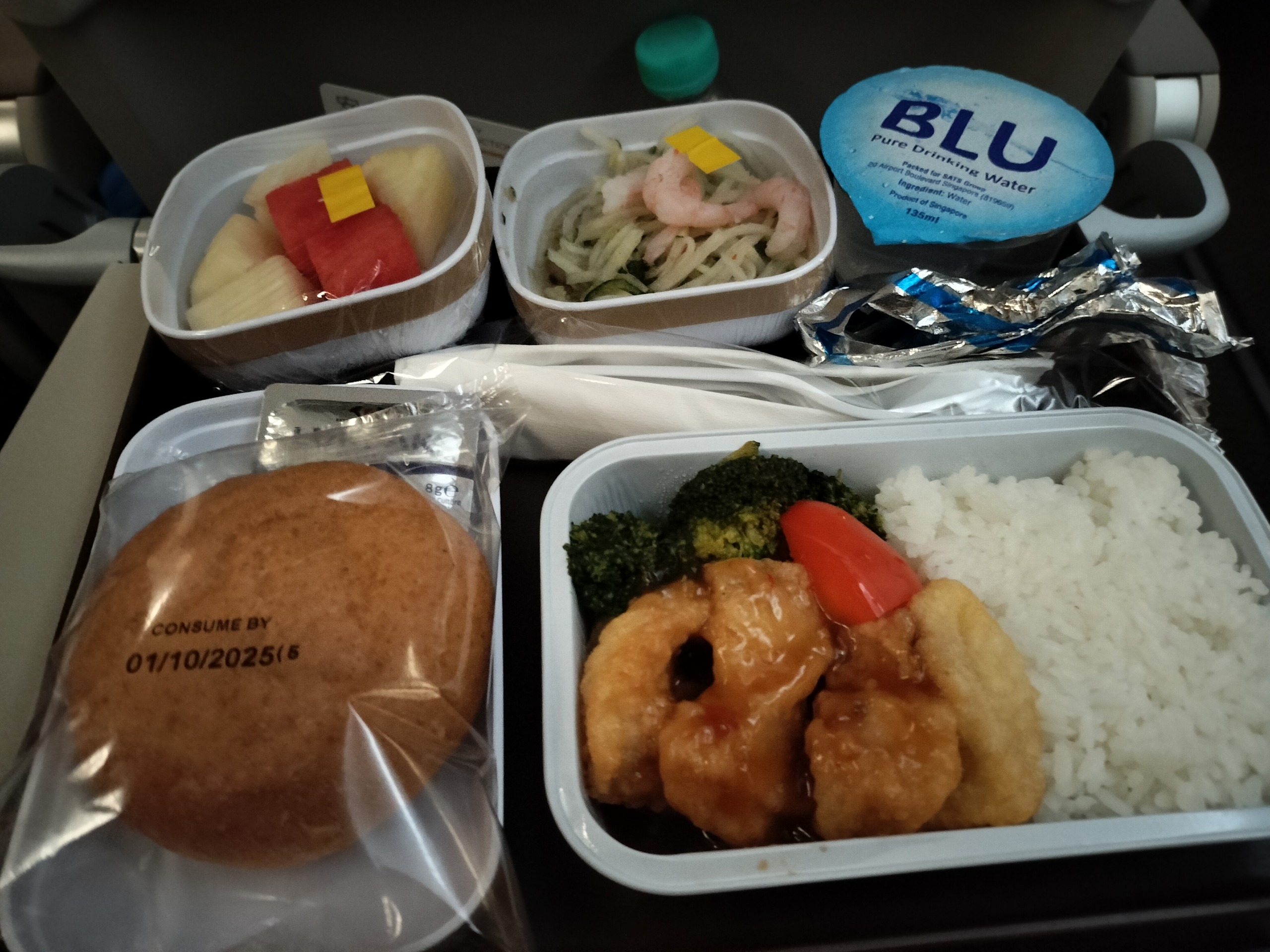 中国東方航空シンガポール発・深夜便の機内食（魚料理と白米）