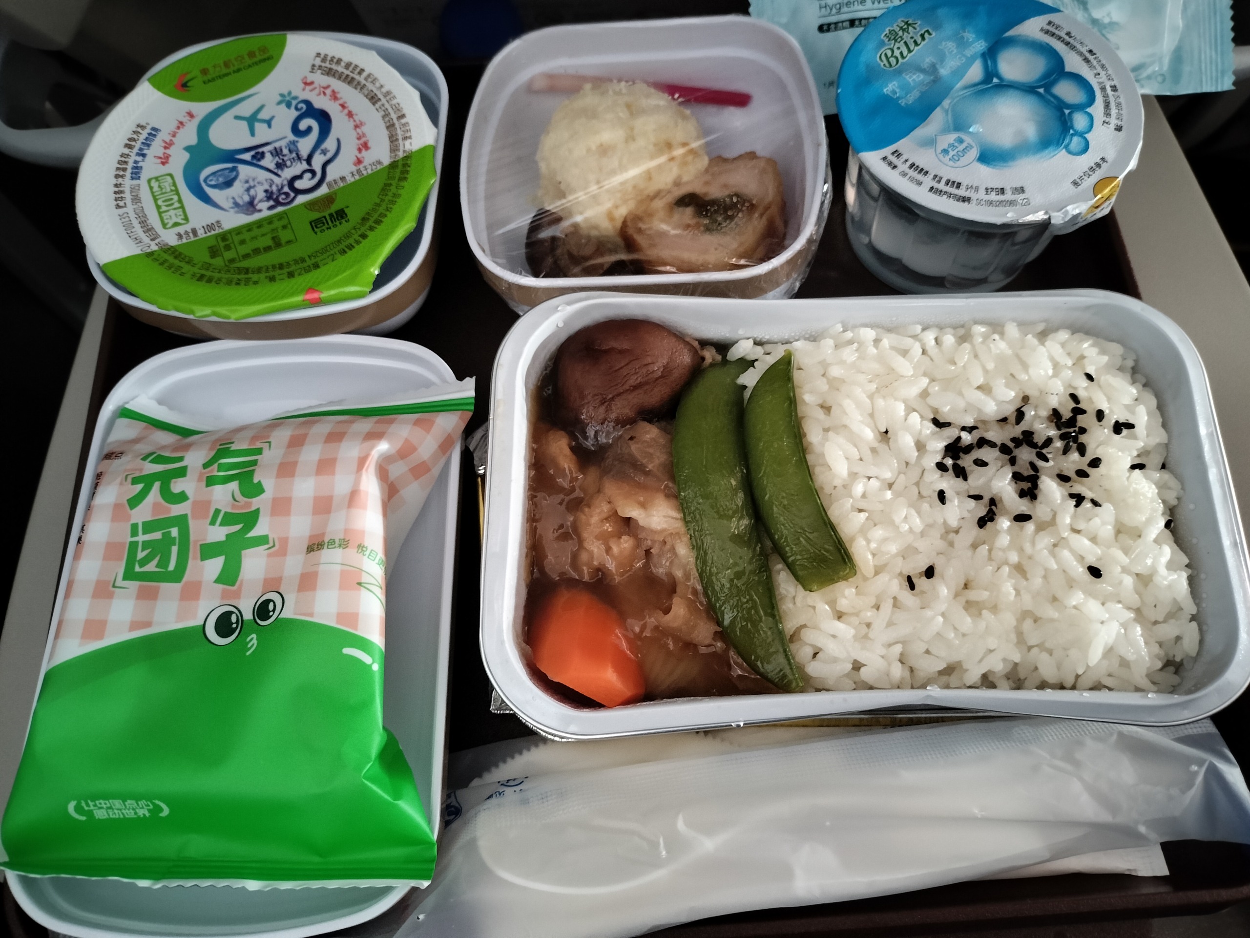 中国東方航空・上海→那覇便の機内食と元気団子