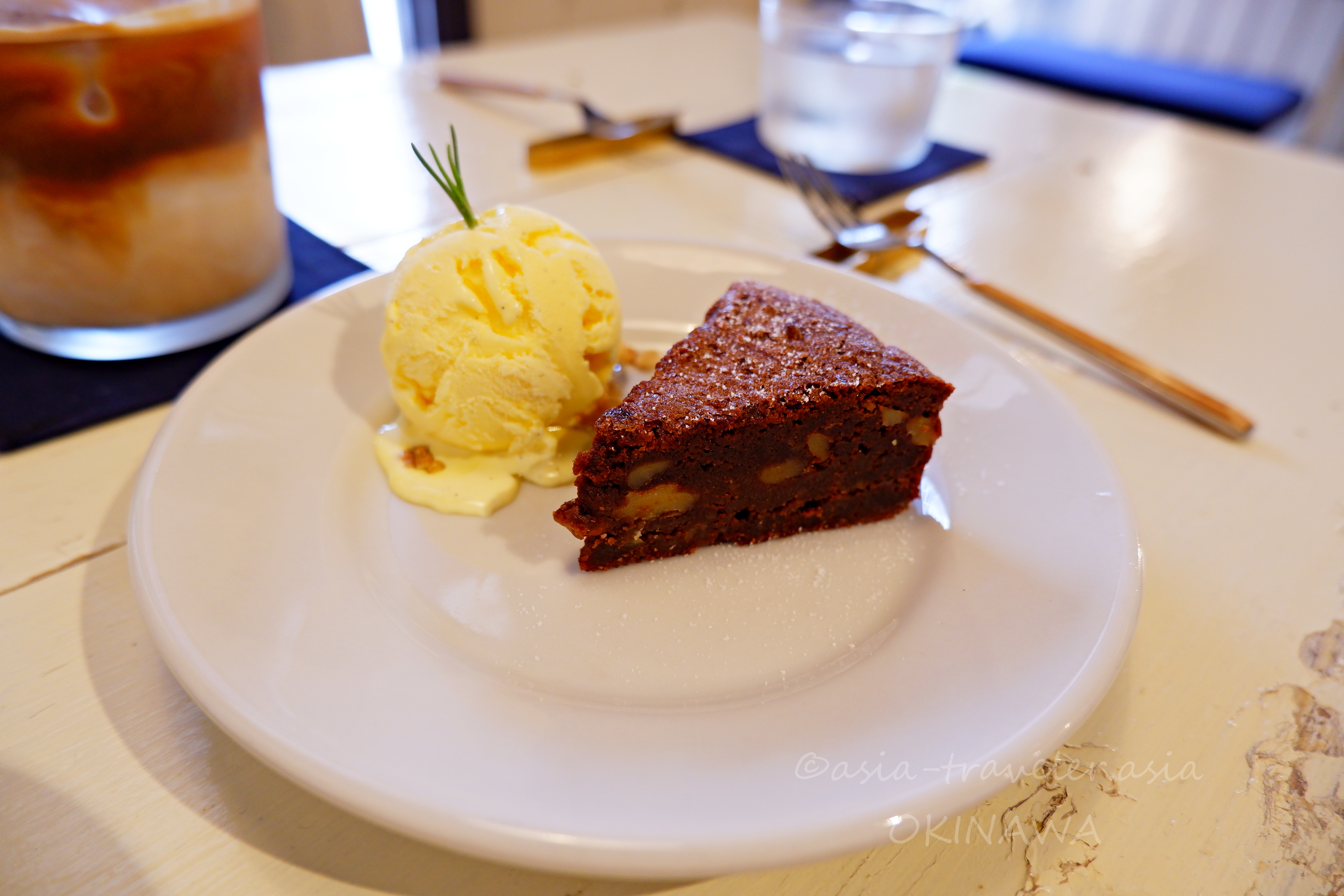 カフネのナッツ入りガトーショコラとバニラアイス