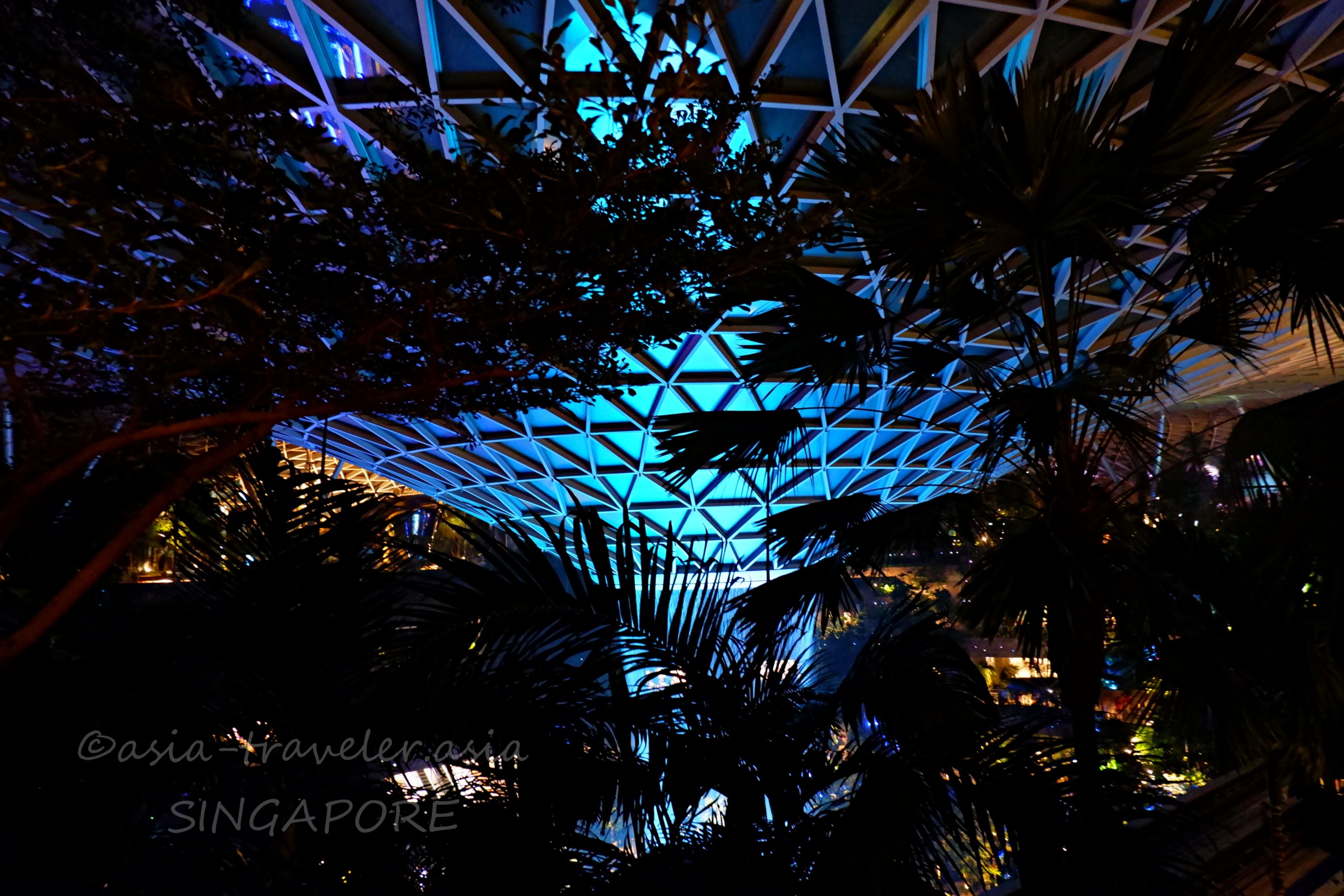 ジュエル・チャンギ空港のガラス屋根をブルーにライトアップした夜景