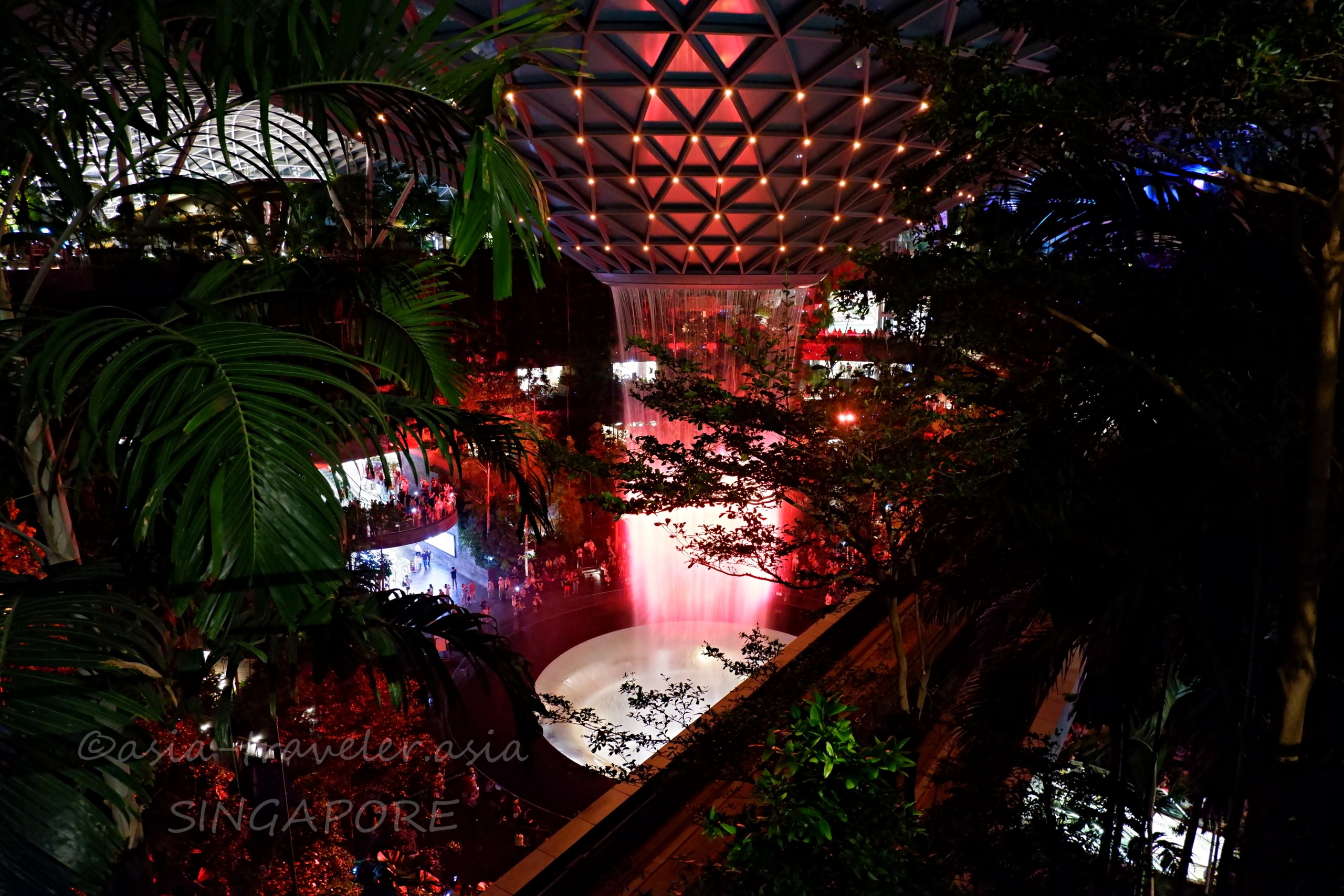 ジュエル・チャンギ空港のレイン・ヴォルテックスが赤くライトアップされた夜景