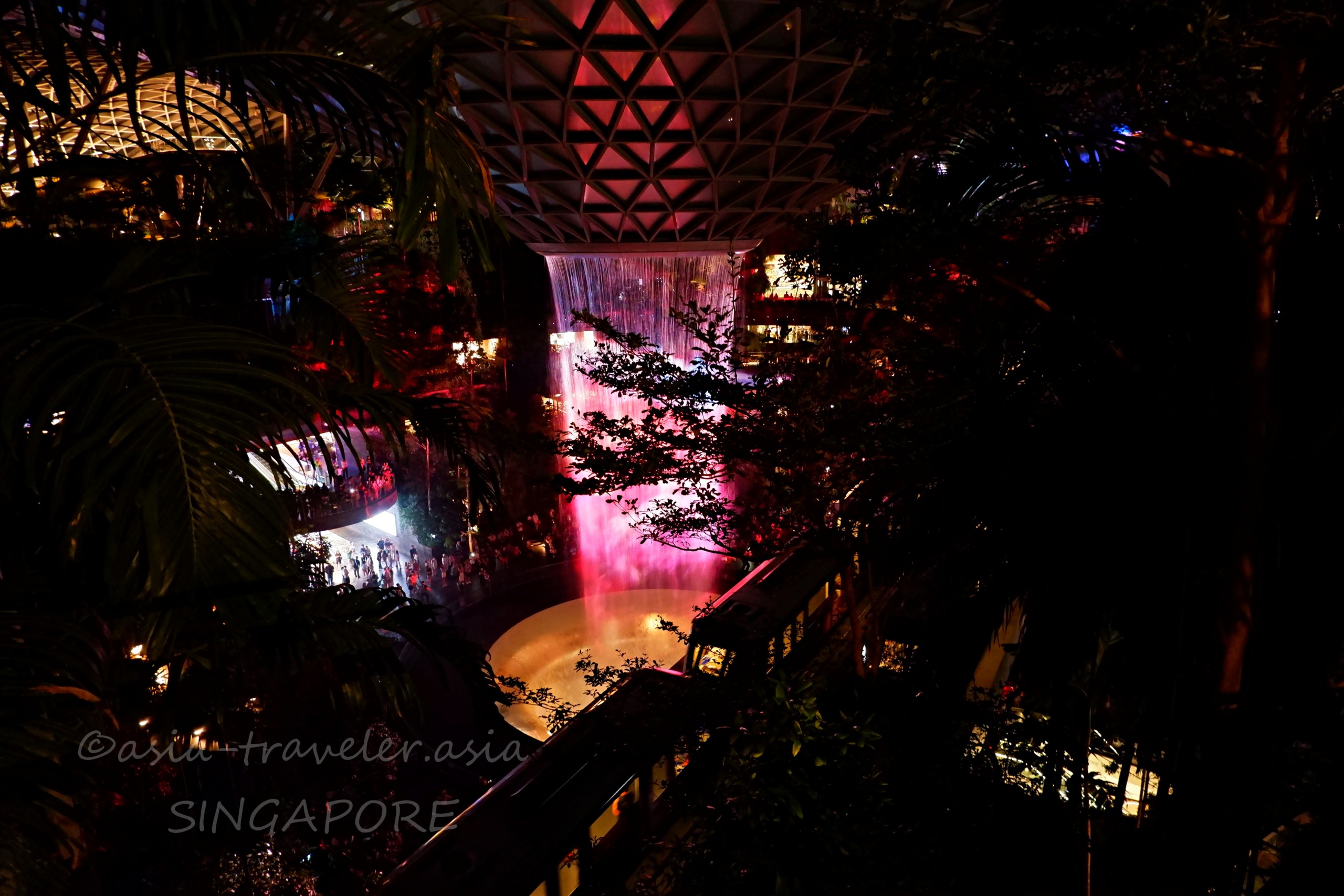 ジュエル・チャンギのレイン・ヴォルテックスがピンクにライトアップされた夜景