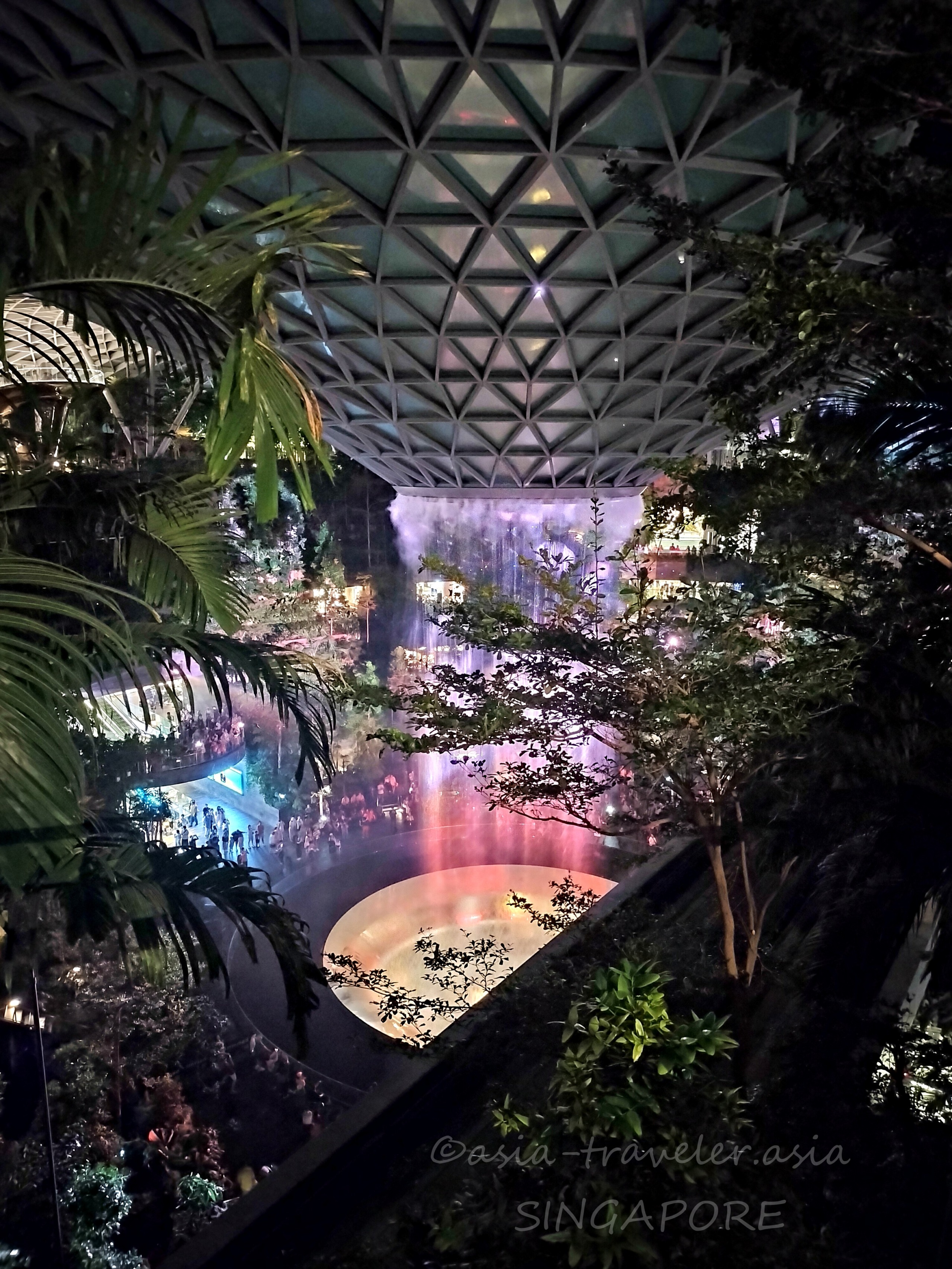 ジュエル・チャンギ空港の屋内滝とガラスドームの夜景