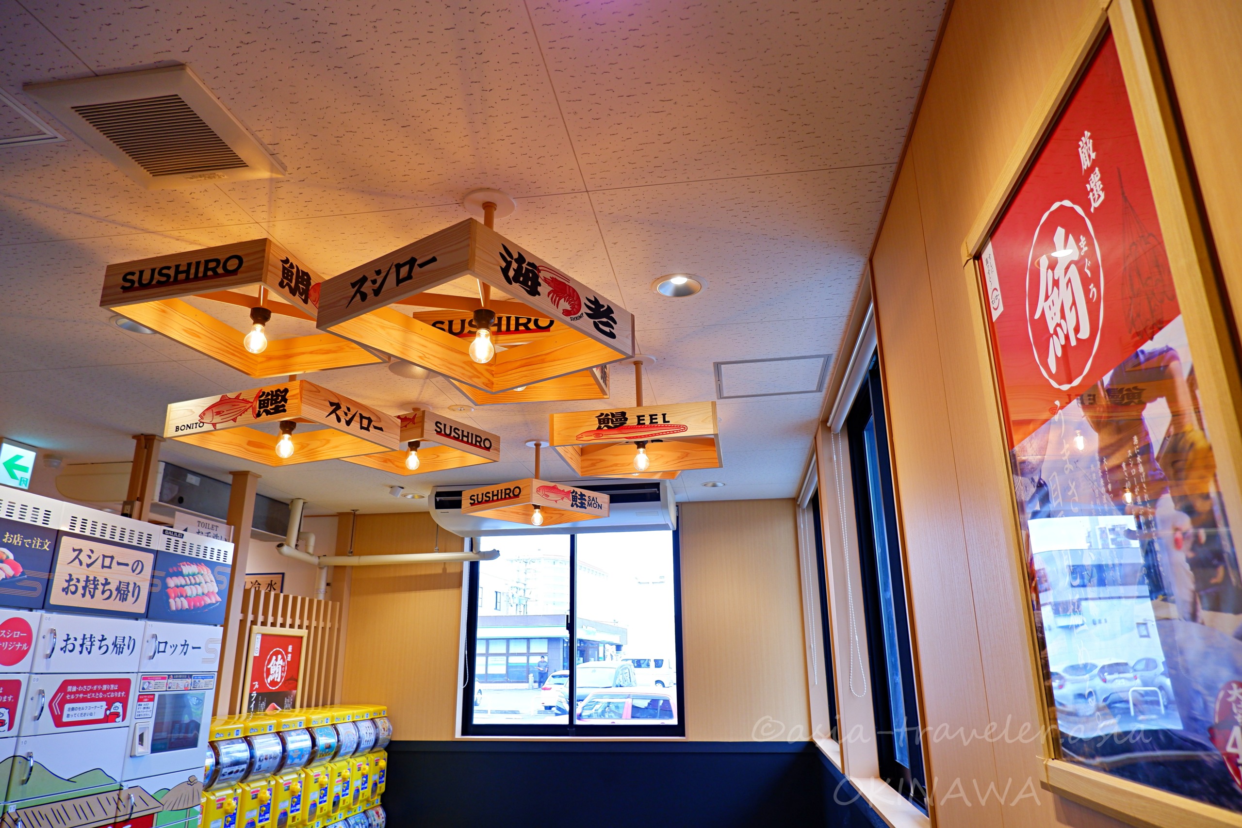 スシロー那覇天久店の木製看板が並ぶ店内天井装飾