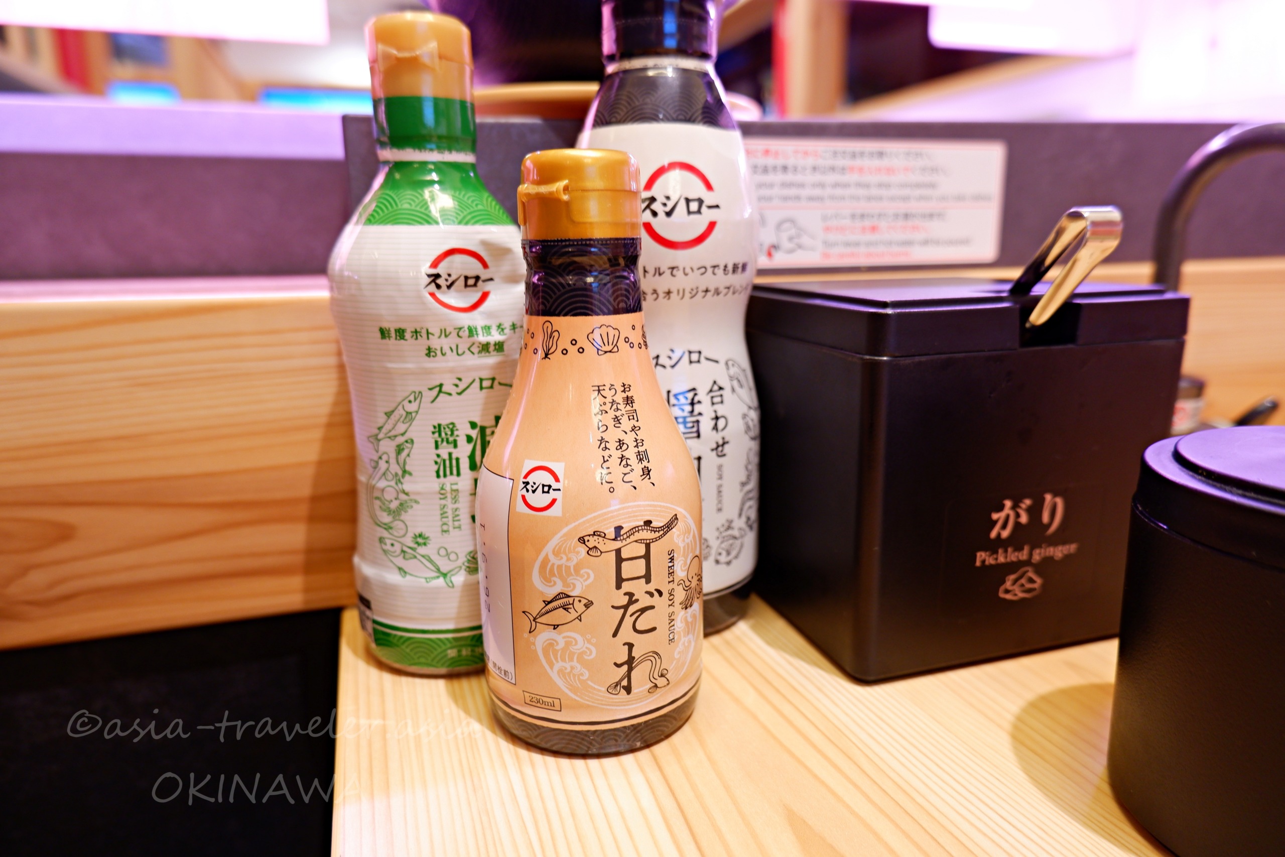 スシロー那覇天久店の卓上に並ぶ醤油3種類とがり容器