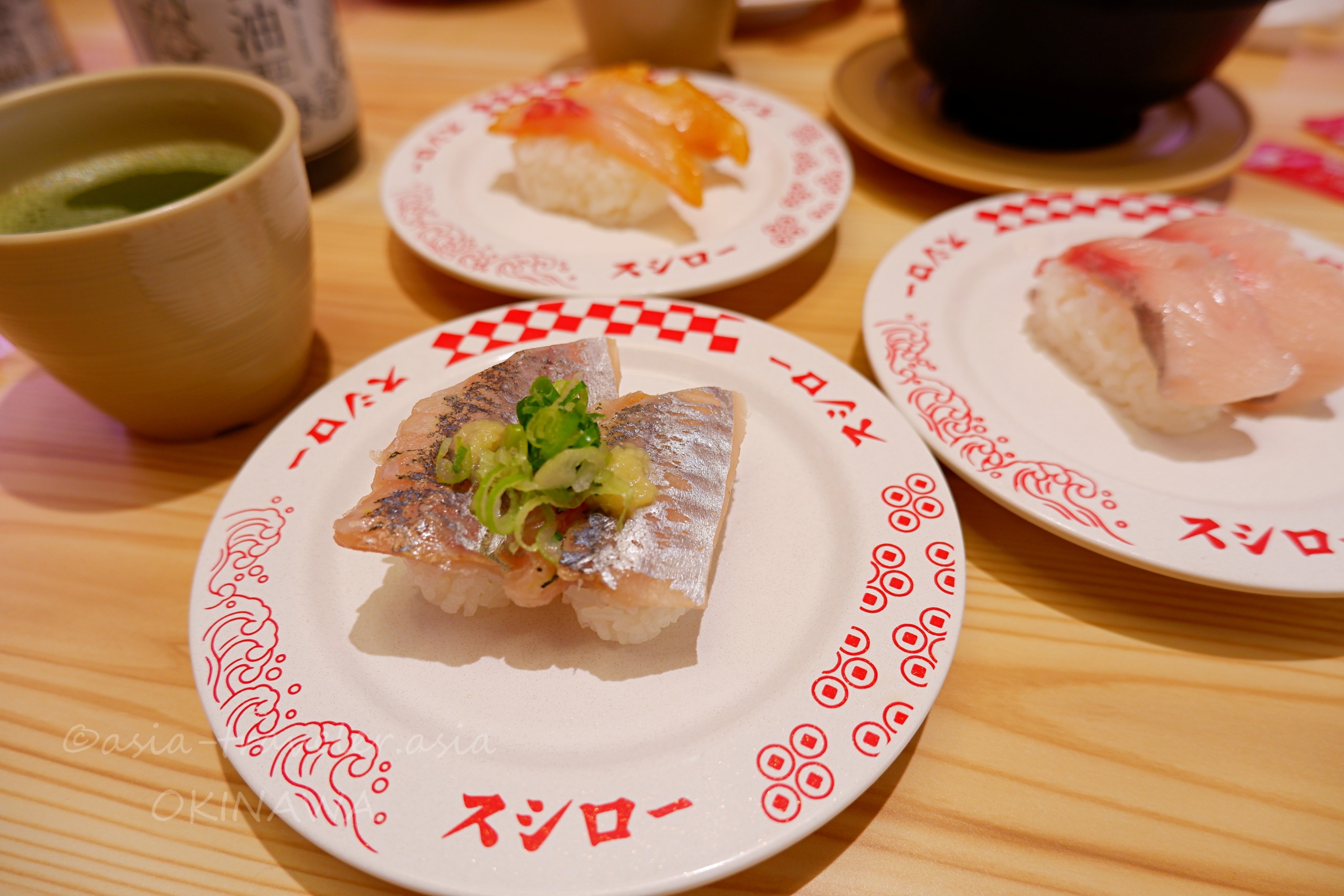 スシロー那覇天久店のさばタタキ・真鯛にぎり皿並び