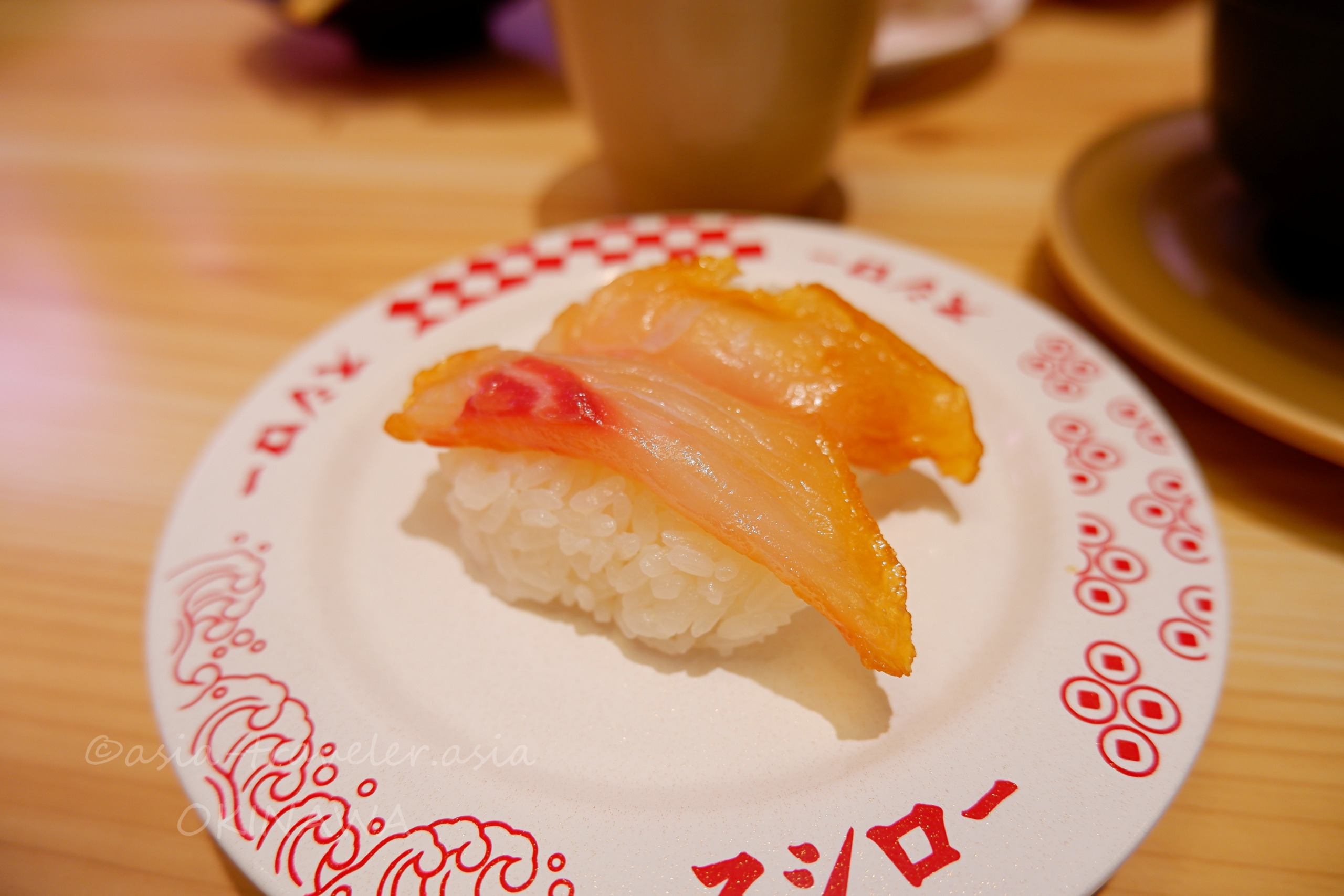 スシロー那覇天久店の活〆真鯛にぎり寿司