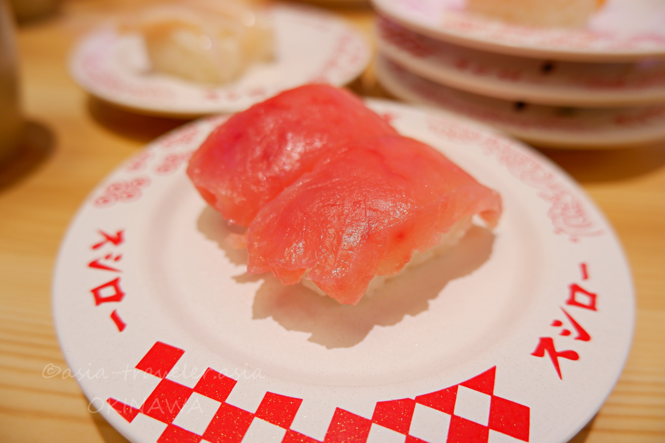 スシロー那覇天久店の厚切りびん長マグロ握り2貫